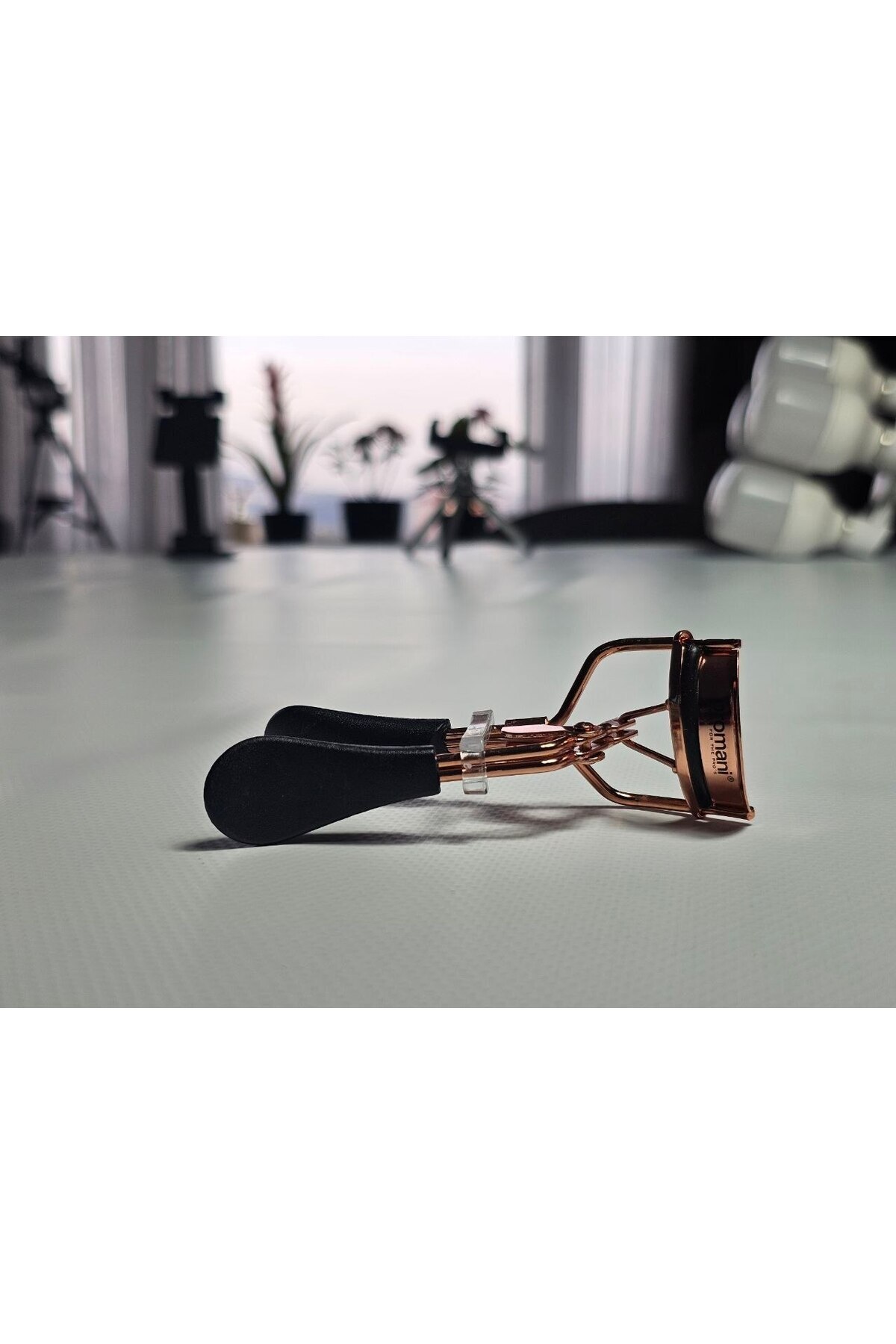 Rose Gold Profesyonel Kirpik Kıvırıcı - Yedek Pedli ve Şık Saklama Kutulu Lüks Kirpik Şekillendirici — فلزی MRE-LUX-29 — تصویر 6 از 7