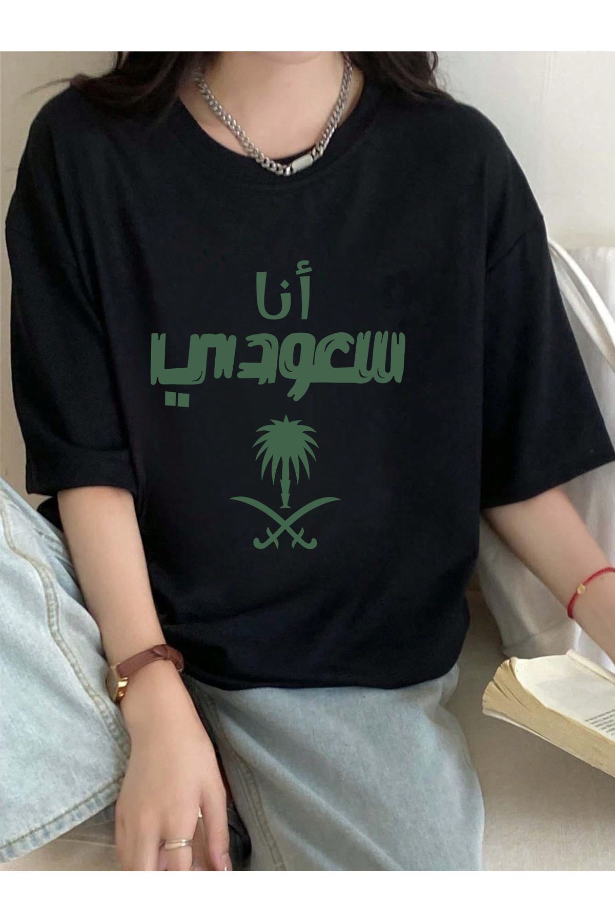 تي شيرت نسائي 100% قطن بتصميم شعار السعودية - تي شيرت برسومات مستوحاة من العلم وشجرة النخيل والسيوف