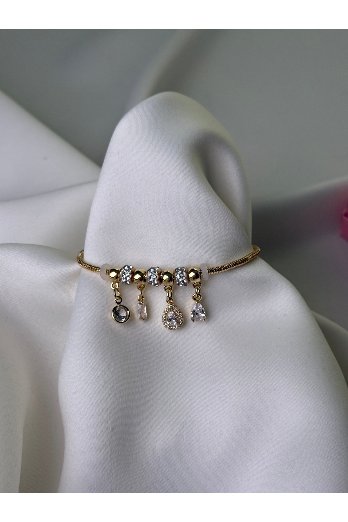 Zirkon Taş Detaylı Damla Figürlü Gold Renk Charm Kadın Bileklik 2