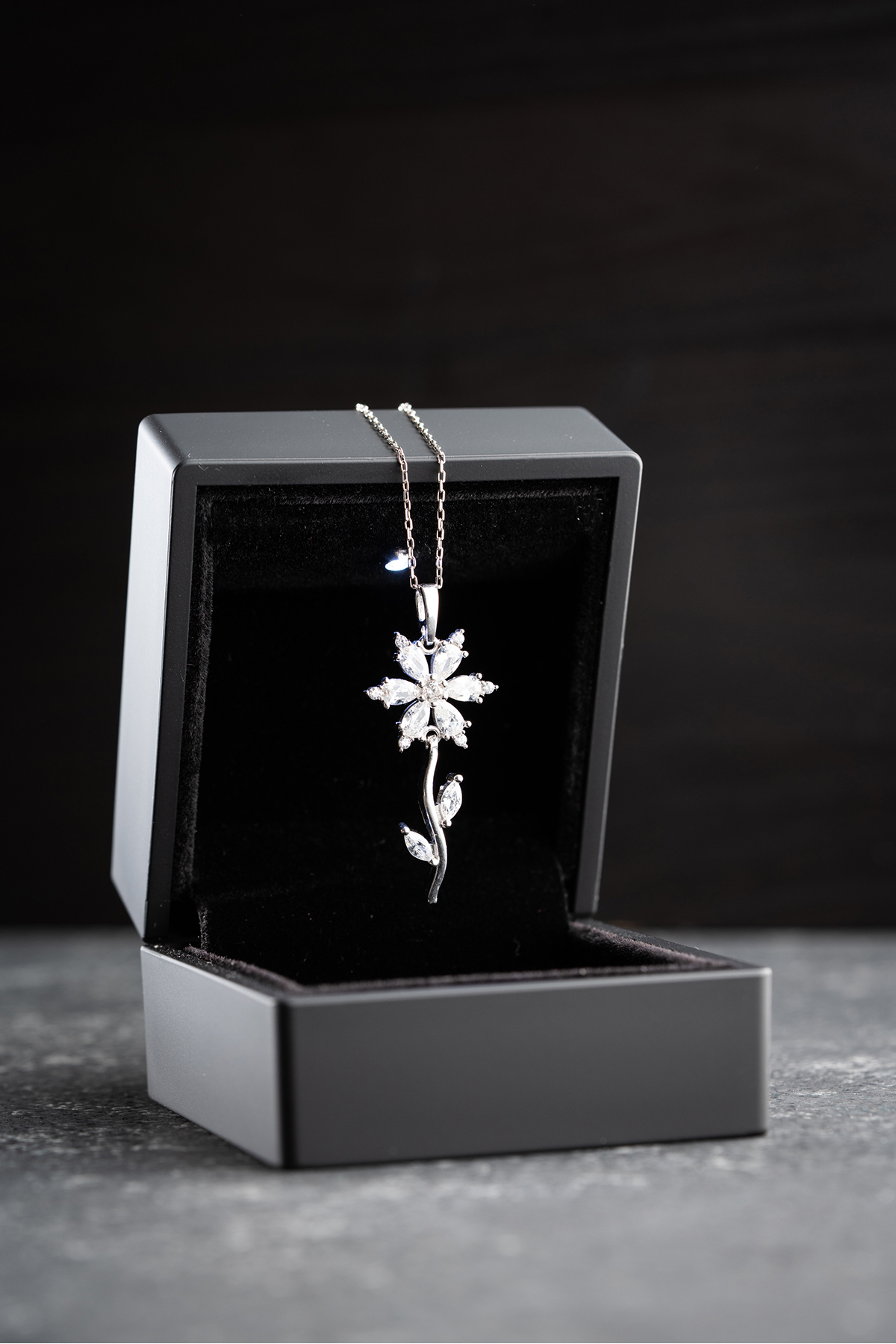 Silvano Jewelry 925 Ayar Gümüş Işıklı Kutuda Nergis Çiçeği Aşk Kolye