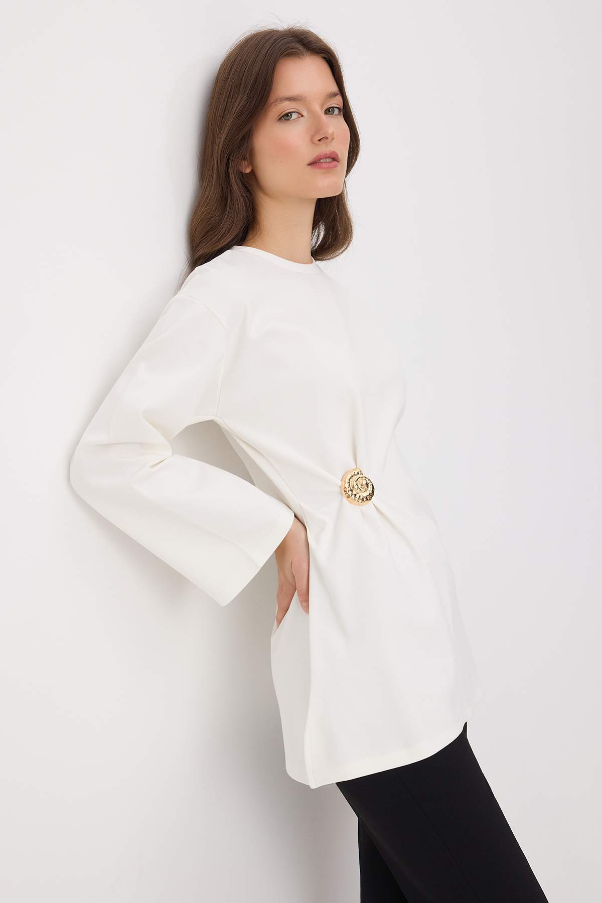 Trendyol Modest Ecru Weiche Stricktunika mit Schnallendetail aus Stoff TCTAW2...