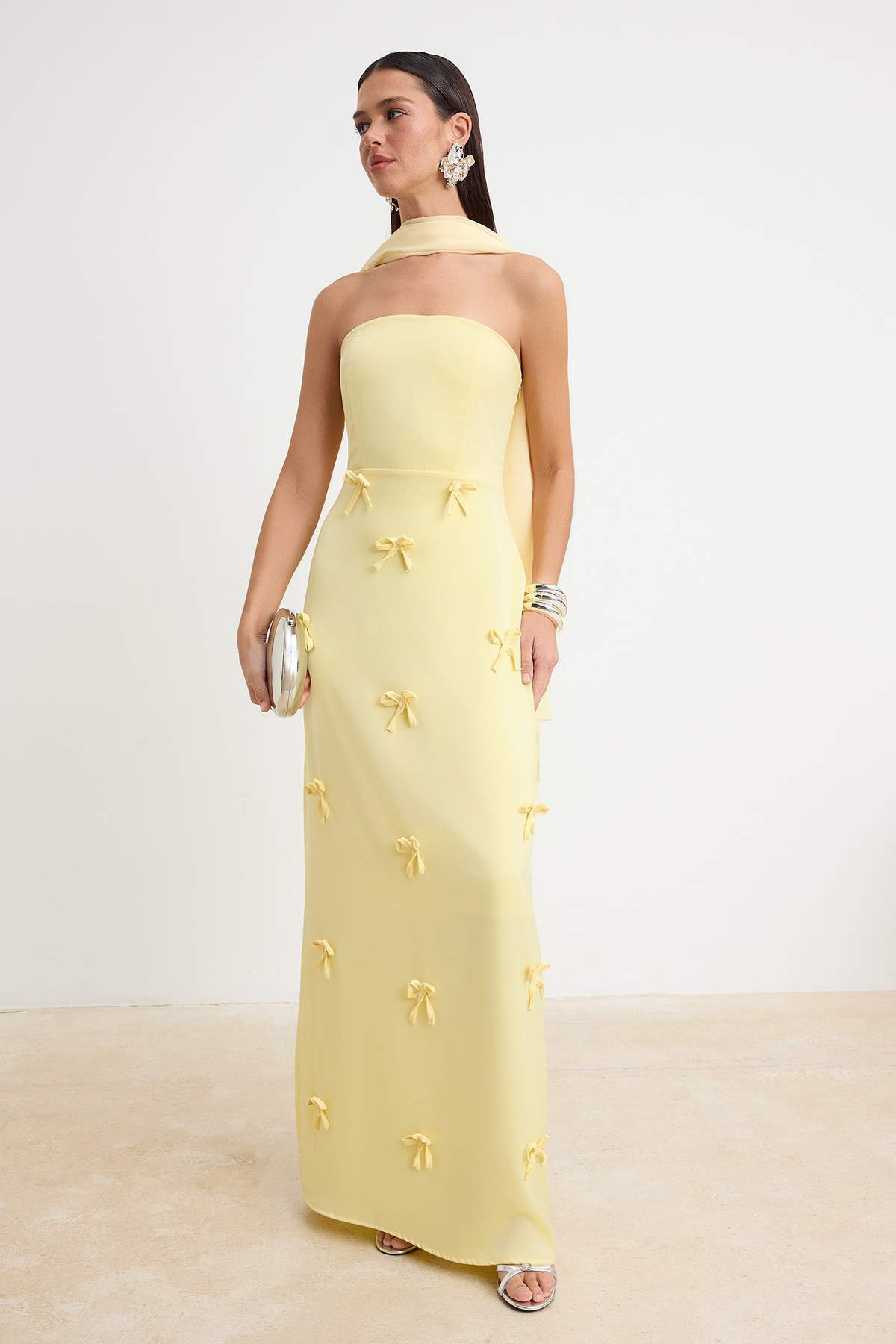 Trendyolmilla Sarı Fiyonk Detaylı Straplez Dokuma Maxi Astarlı Elbise TPRSS26EL00269