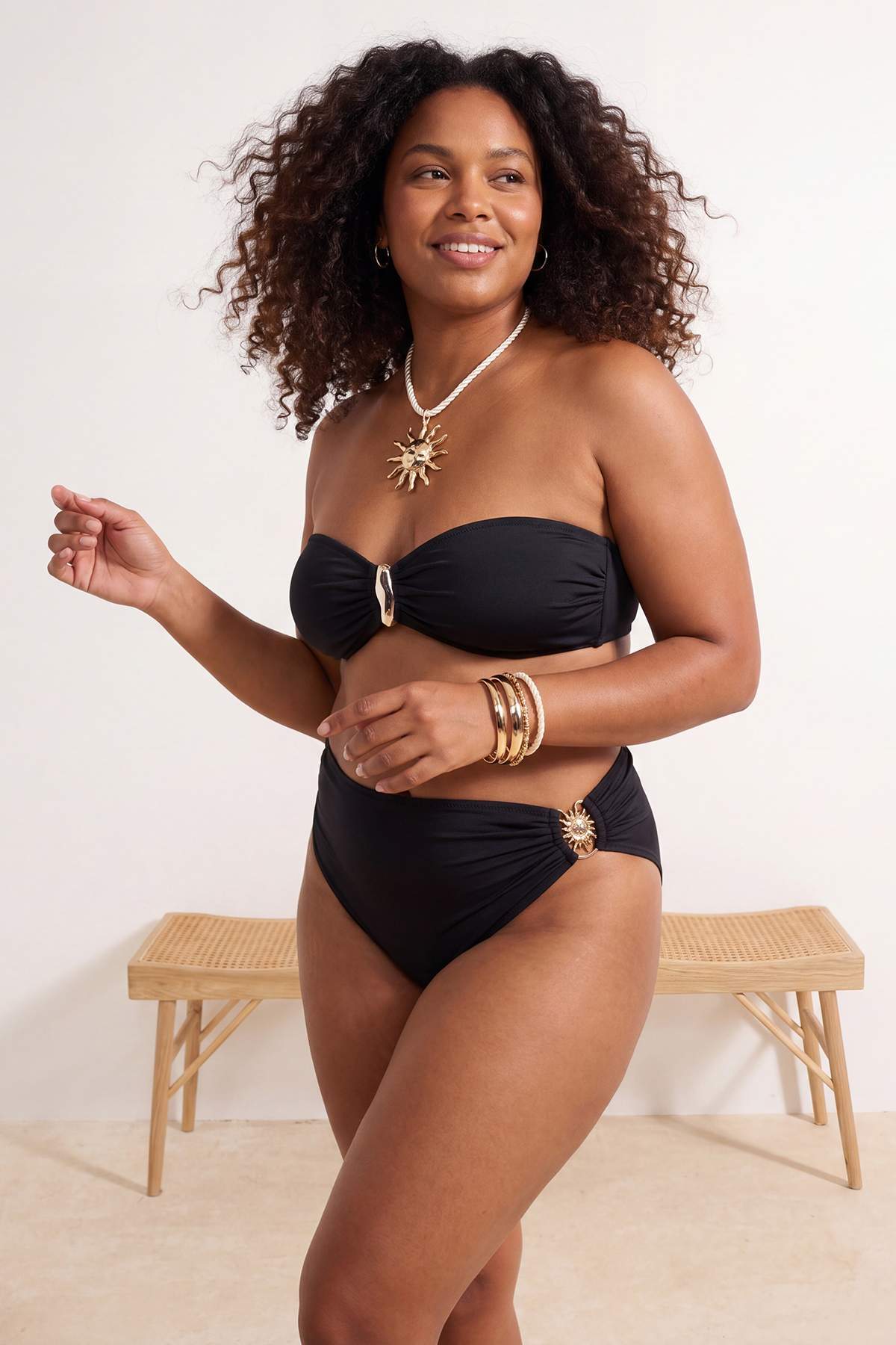 Trendyol Curve Schwarzer Bikini-Unterteil mit hoher Taille und Sonnenaccessoi...