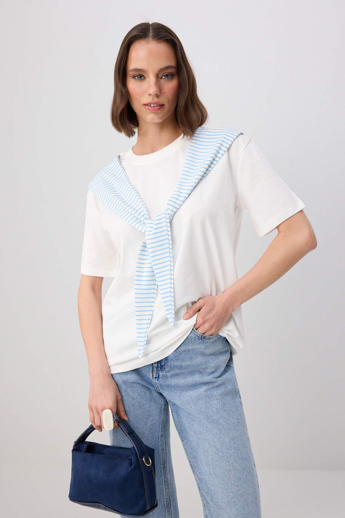 Trendyolmilla Ekru Oversize/Geniş Kalıp Kısa Kollu Bağlama Detaylı Uzun Yumuşak Örme T-shirt TWOSS26TS00269