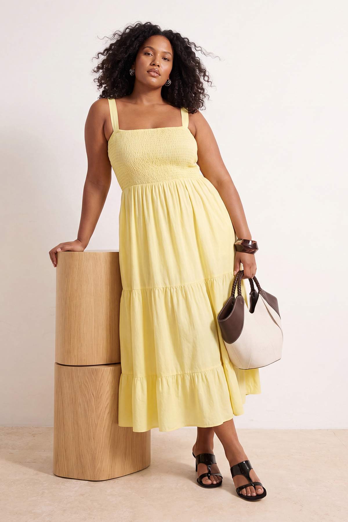 Trendyol Curve Gelbes gewebtes Kleid in Übergröße TBBSS26AH00033