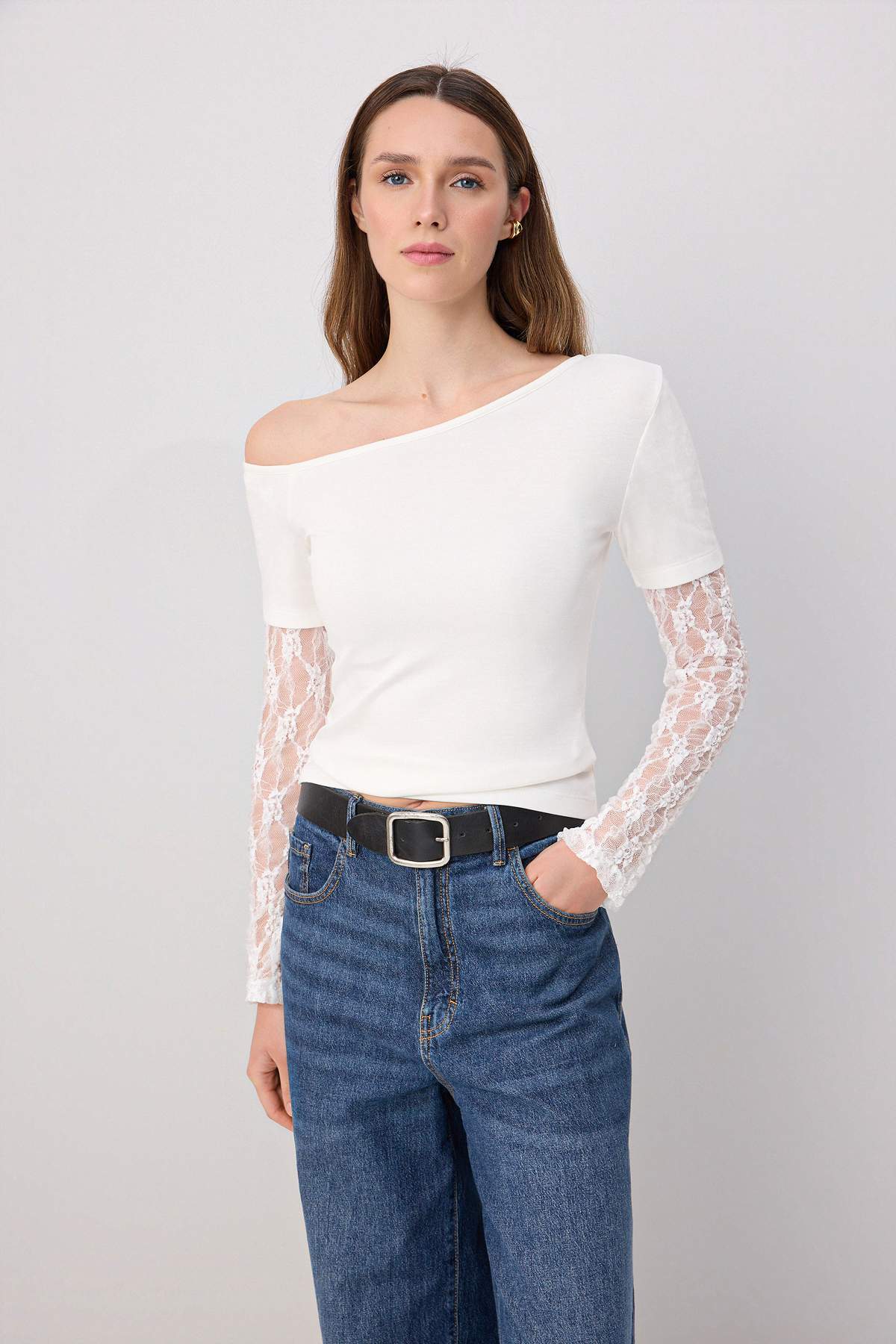 Trendyolmilla Ekru Fitted/Vücuda Oturan Asimetrik Yaka Dantel Detaylı Soft Touch Örme Bluz TWOSS26BZ01008