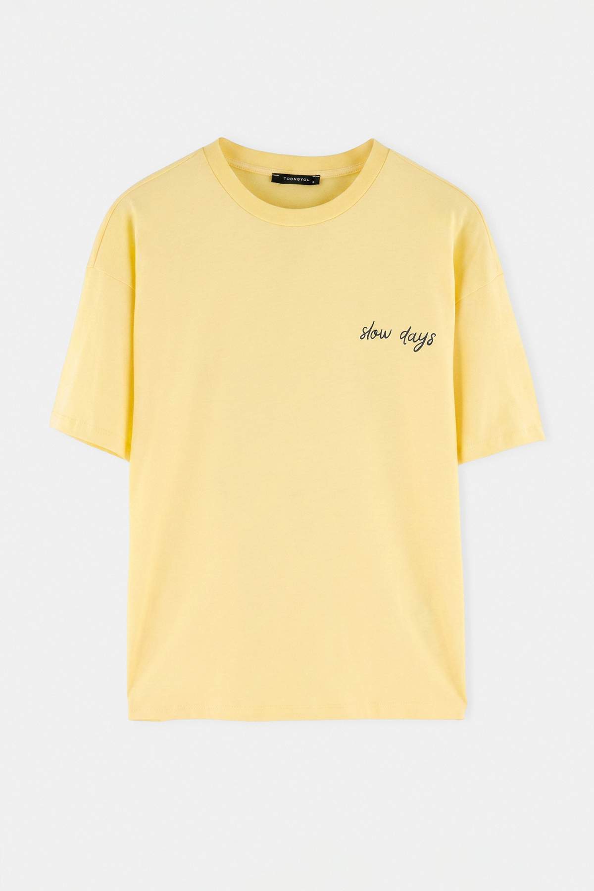 Trendyolmilla Açık Sarı Slogan Oversize Bisiklet Yaka Sırt Baskılı Uzun Tok %100 Pamuk Örme T-Shirt TWOSS26TS00089