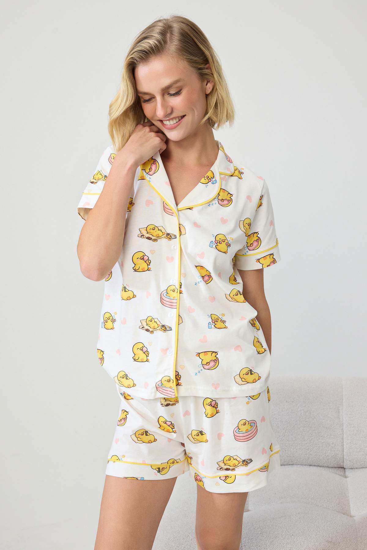 Trendyolmilla Ekru %100 Pamuklu Ördek Desenli Biyeli Şortlu Örme Pijama Takımı THMSS25PT00300