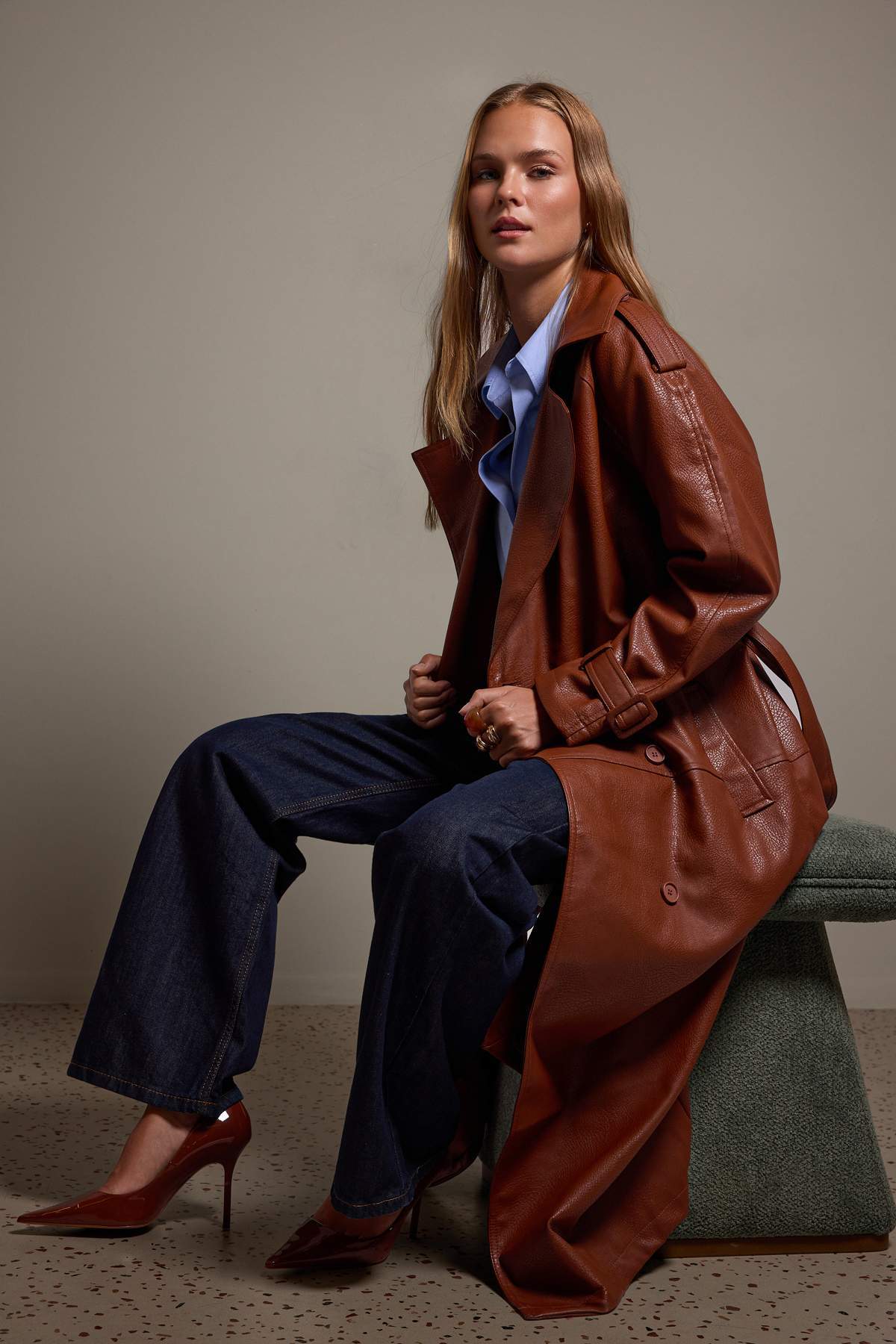 Kolekce Trendyol Hnědý dlouhý trenčkot z umělé kůže s páskem, oversize střih ...