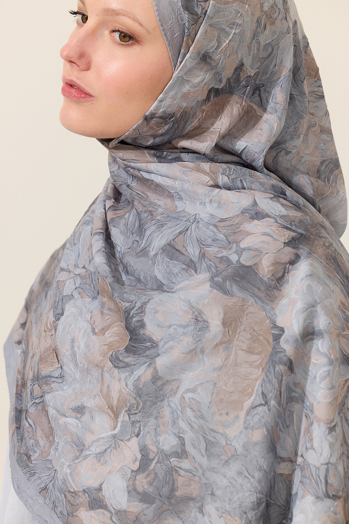 cs camellia scarf Monaco Kraş Şal - Gri görsel 4