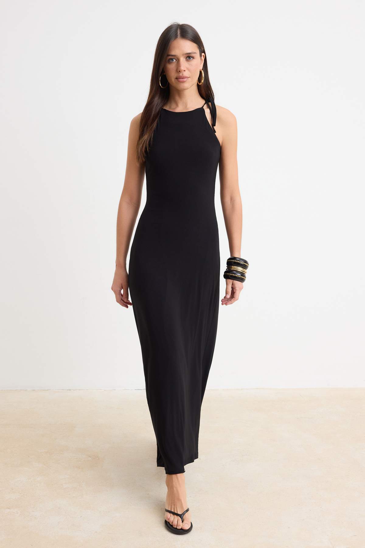 Trendyolmilla Siyah Bodycon Havuz Yaka İnce Askılı Kolsuz Maxi Esnek Örme Elbise TWOSS26EL01061