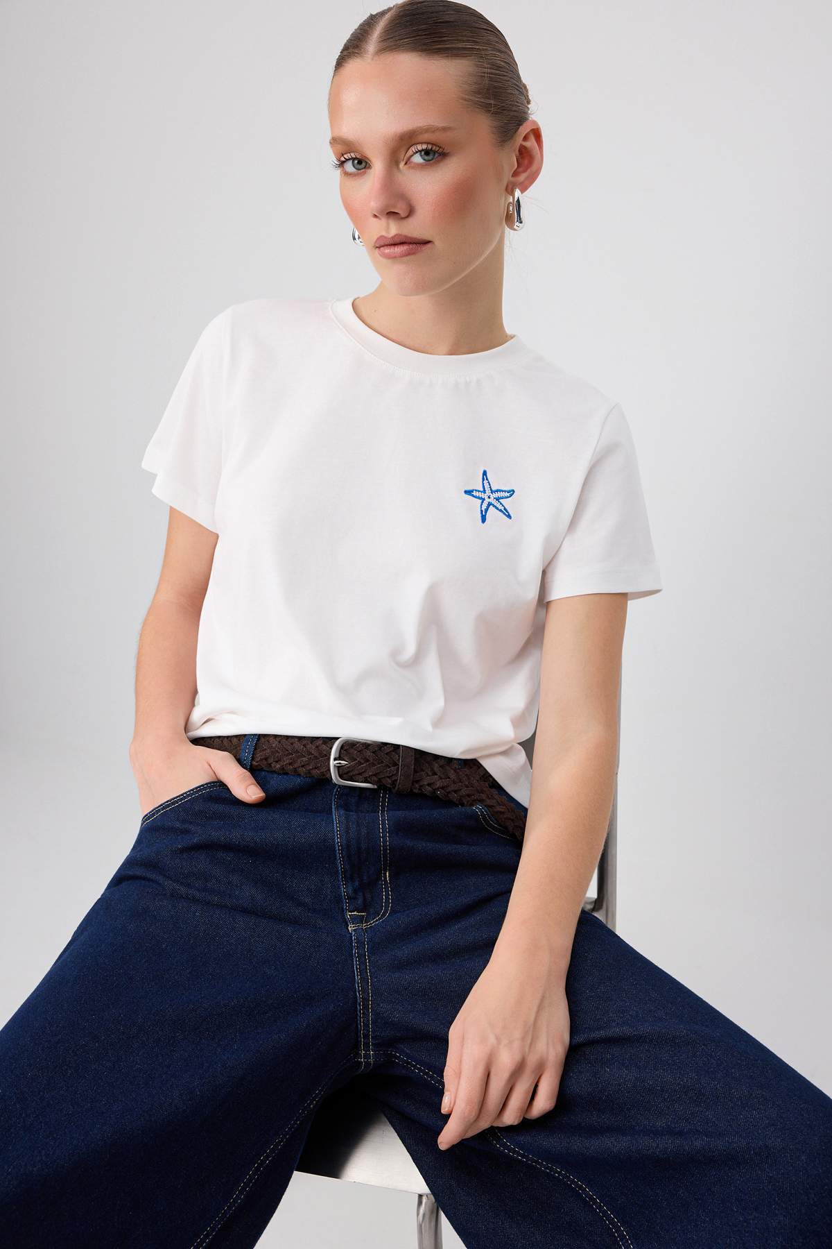 Trendyolmilla Ekru Nakışlı Regular Bisiklet Yaka Standart Kol Kısa %100 Pamuk Örme T-Shirt TWOSS26TS00124