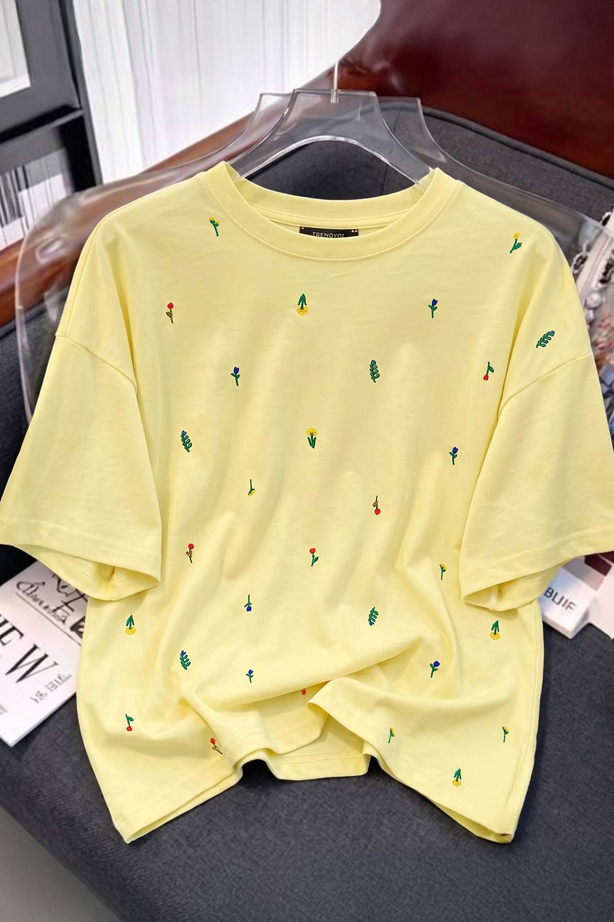 Trendyolmilla Sarı Nakışlı / İşlemeli Regular Bisiklet Yaka Nakışlı Tok %100 Pamuk Örme T-Shirt TWOSS26TS00001