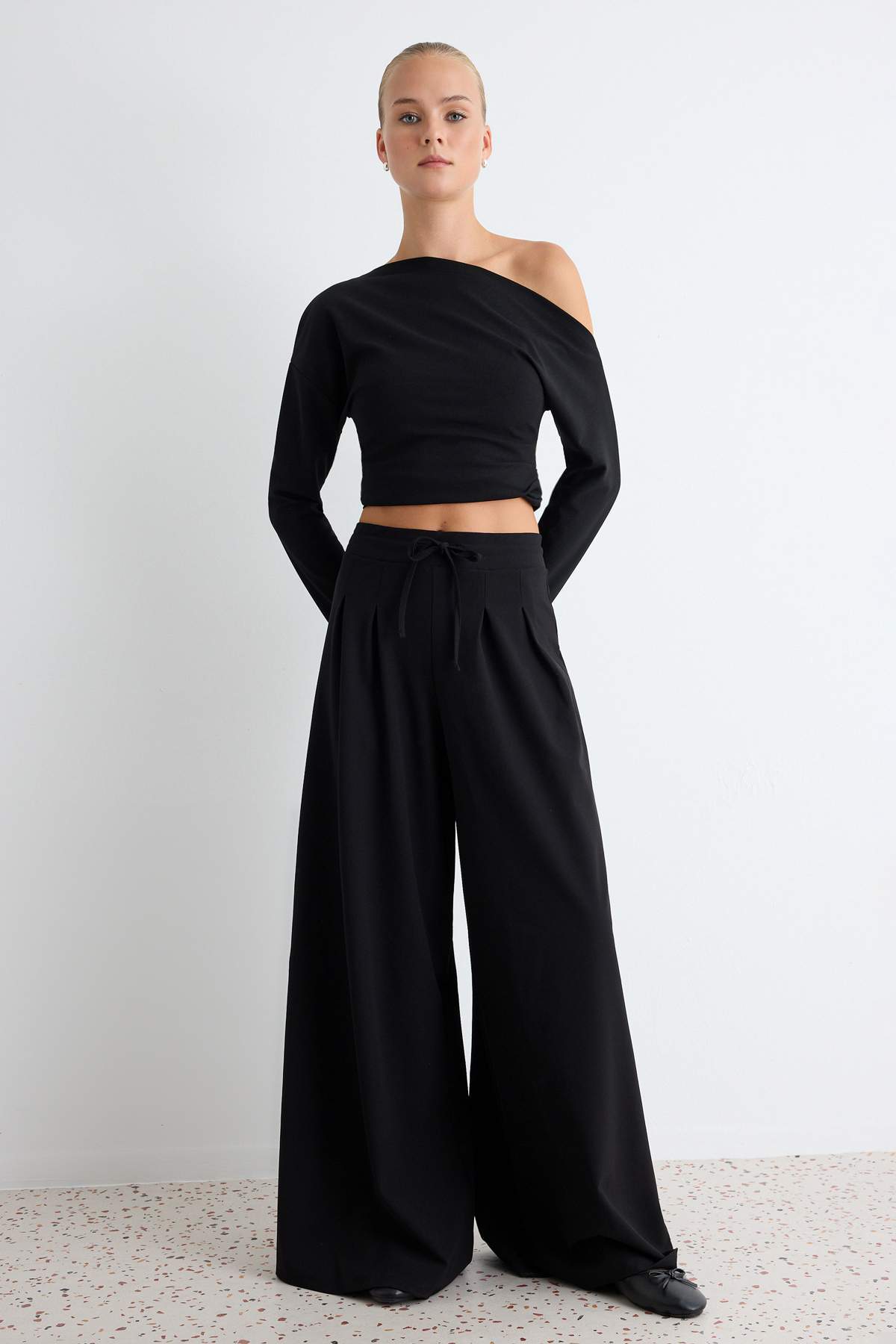Trendyolmilla Siyah Ekstra Geniş Wide Leg Normal Bel Geniş Paça Regular Scuba Krep Örme Pantolon TWOAW27PL00042