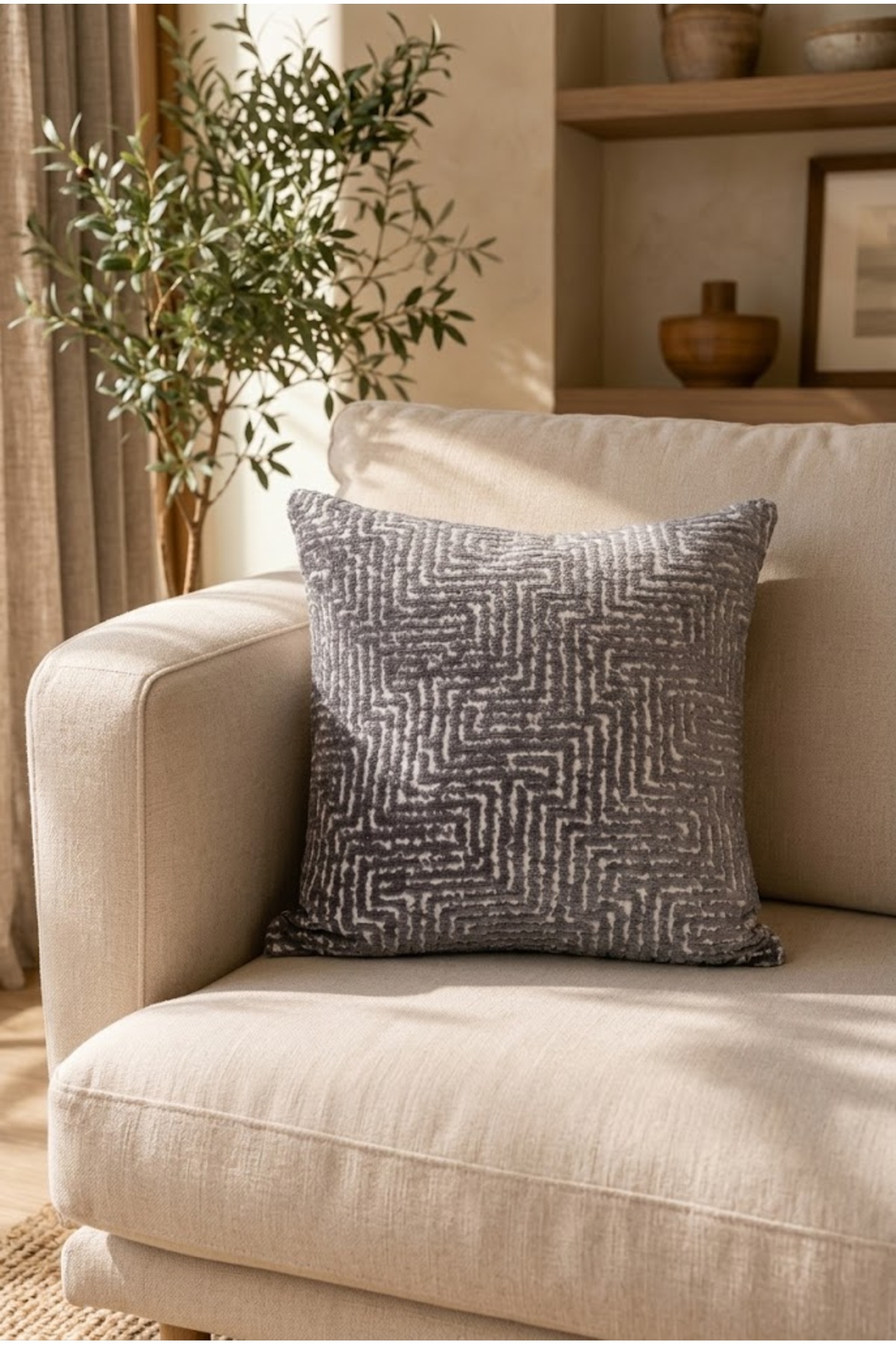 LABYRINTH PATTERN GRAY WOVEN PILLOW CASE 43X43 CM