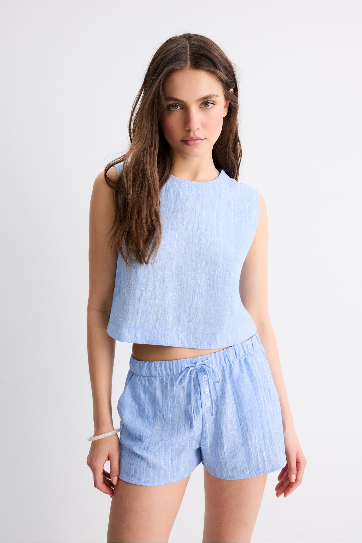 Rustic shorts with metallic thread