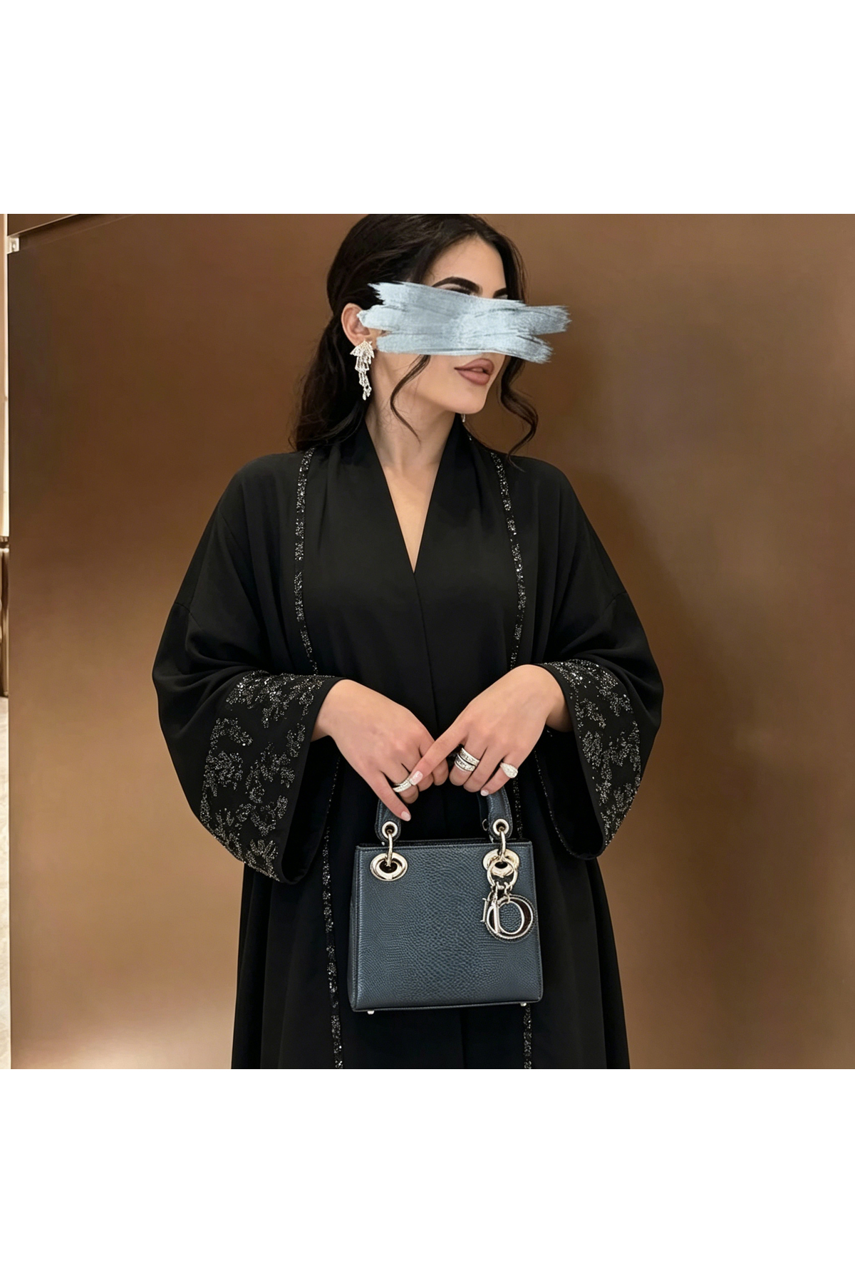 عباءة سوداء أنيقة مع حواف براقة وأكمام مزينة، كفتا...