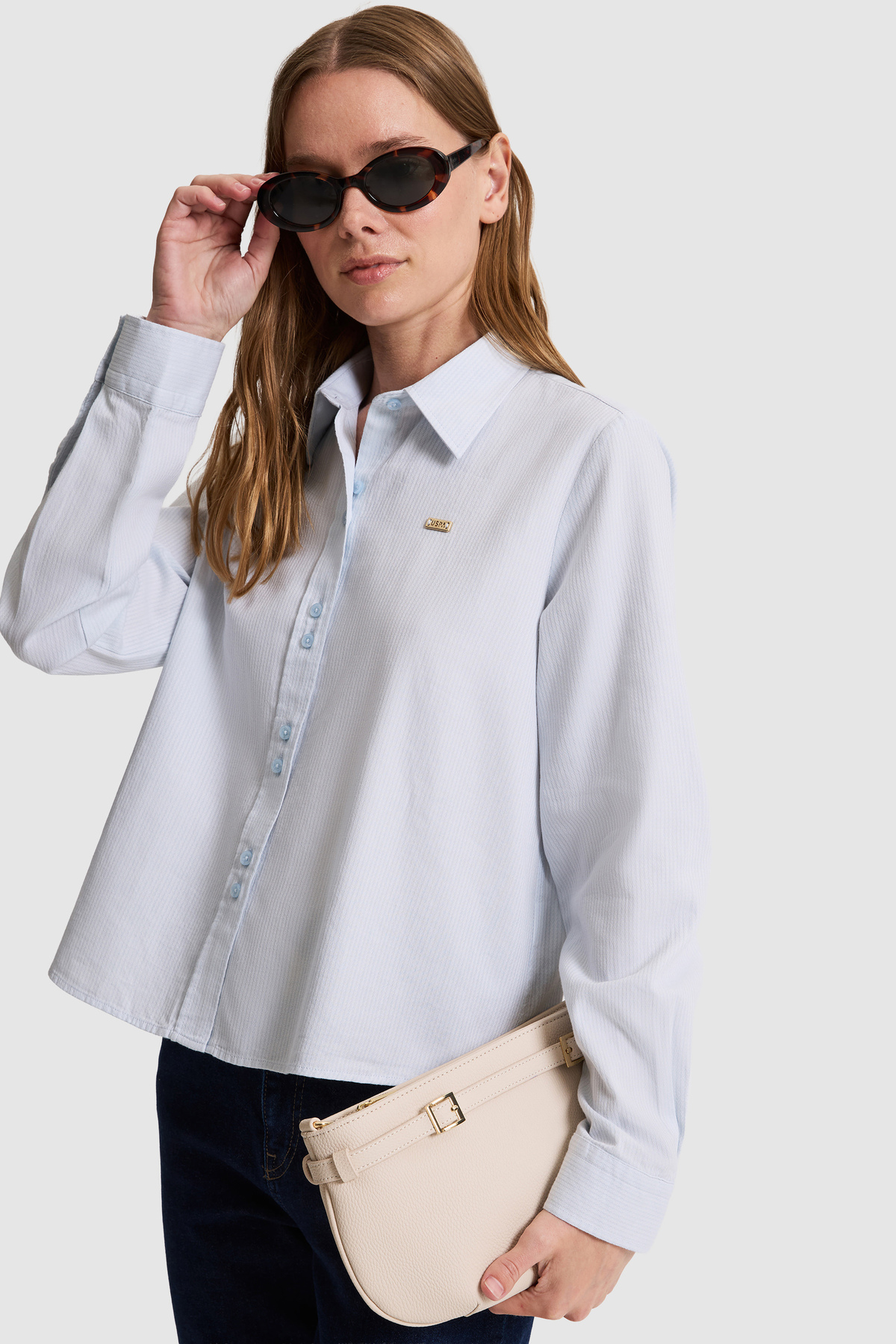 U.S. Polo Assn. قميص نسائي بأكمام طويلة باللون الأزرق الفاتح 50324617-VR003