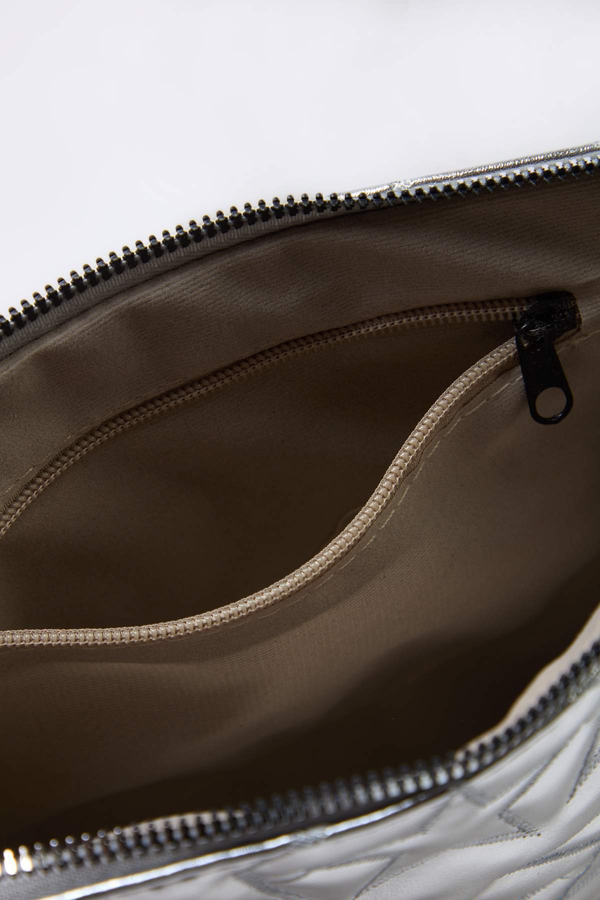 zenska-srebrna-clutch-torba