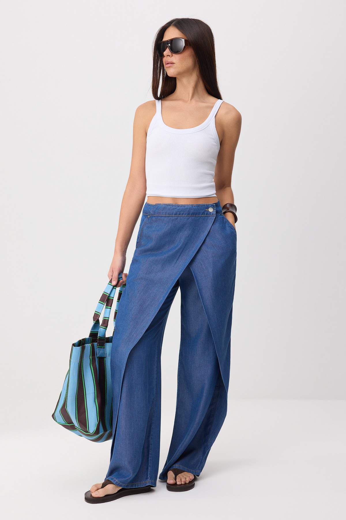 Trendyol Kollektion Blaue, detaillierte High-Waist-Jeans mit weitem Bein TWOS...