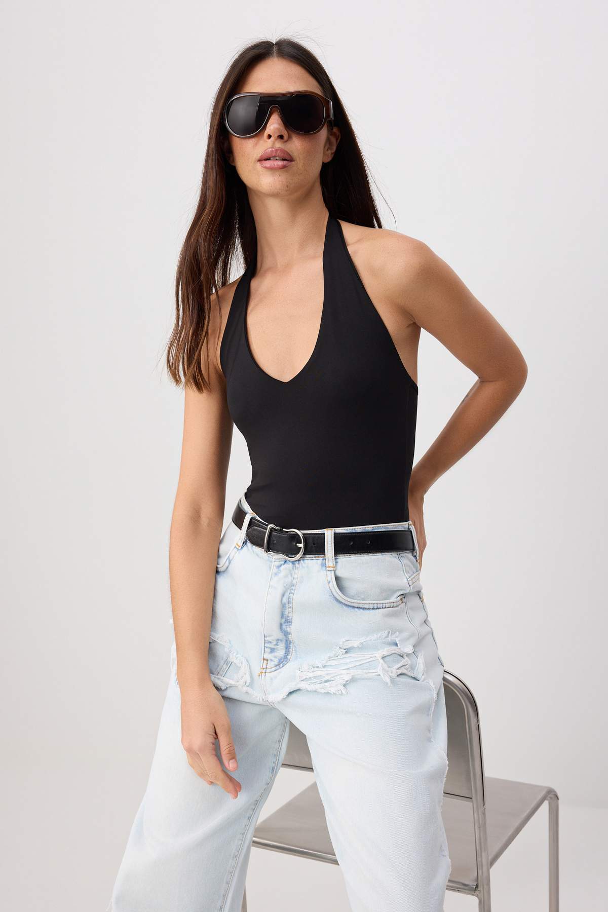 Trendyolmilla Siyah Vücuda Oturan Havuz Yaka Sırt Dekolteli Çıtçıtlı Poliamid Örme Body TWOSS26BD00011