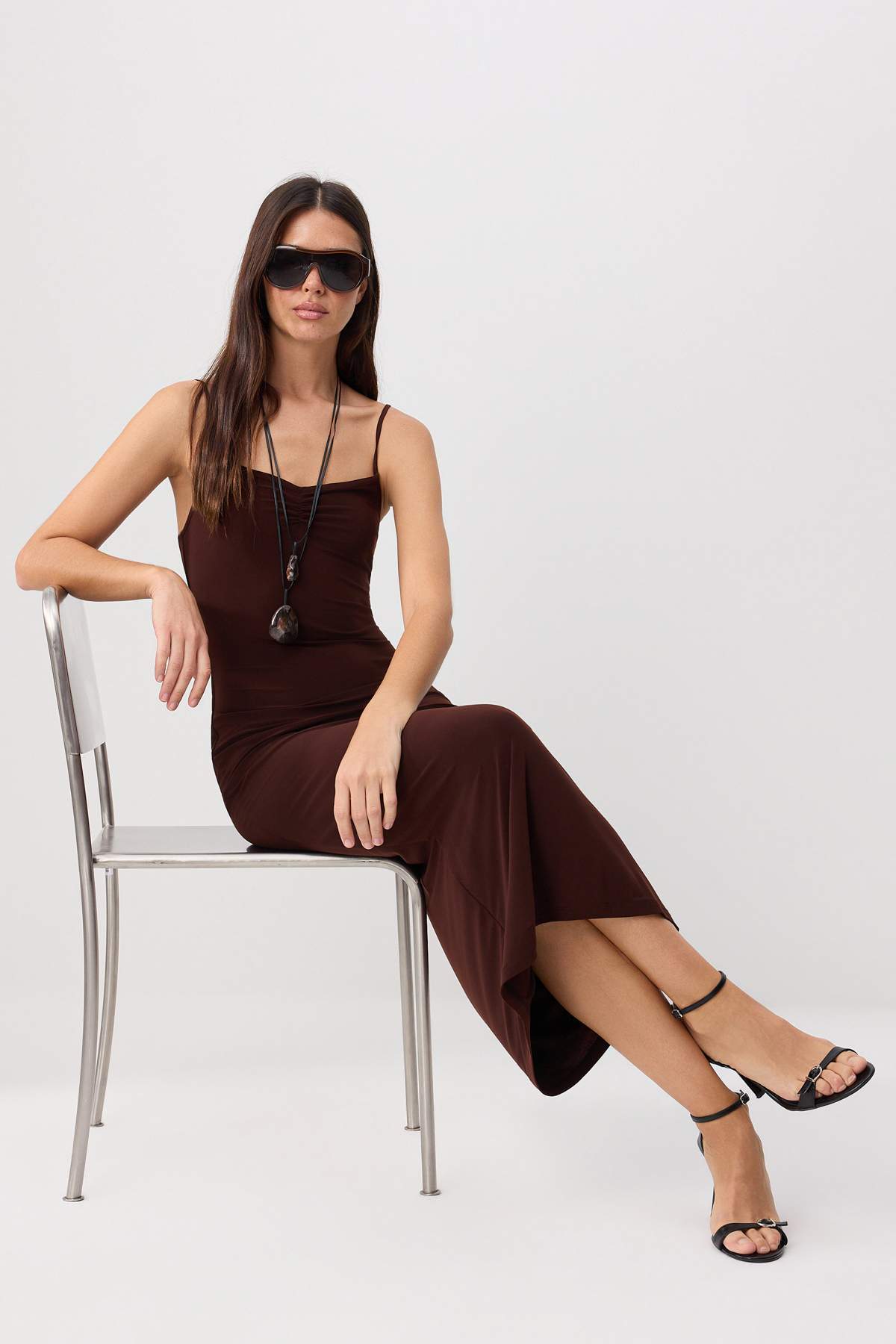 Trendyolmilla Kahverengi Düz Bodycon/Vücuda Oturan İnce Askılı Maxi Örme Elbise TWOSS26EL00732