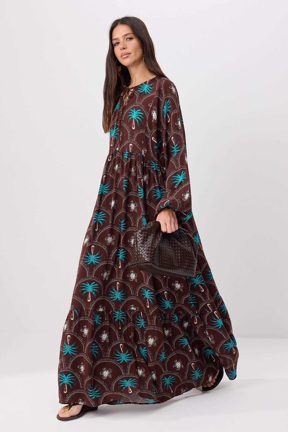 Trendyolmilla Modest Kahverengi Tropikal Palmiye Desenli Viskon Maxi Dokuma Tesettür Elbise TCTSS26EB00158