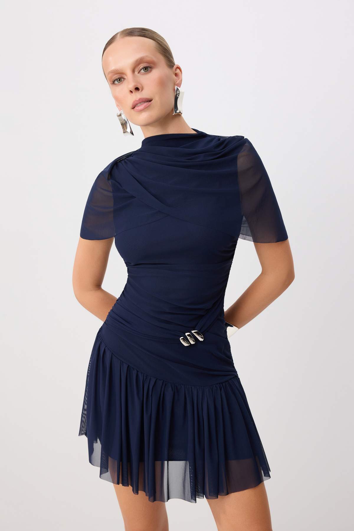 Trendyolmilla Lacivert Gümüş Aksesuar Detaylı Tül Kısa / Mini Astarlı Elbise TPRSS26EL00097