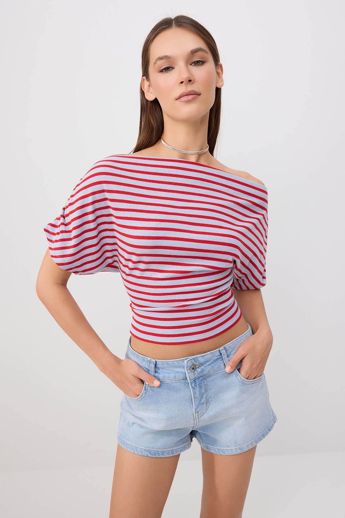 Trendyolmilla Açık/Bebe Mavi Regular Kalıp Asimetrik Yaka Büzgülü Crop Fitilli Esnek Örme Bluz TWOSS26BZ00376