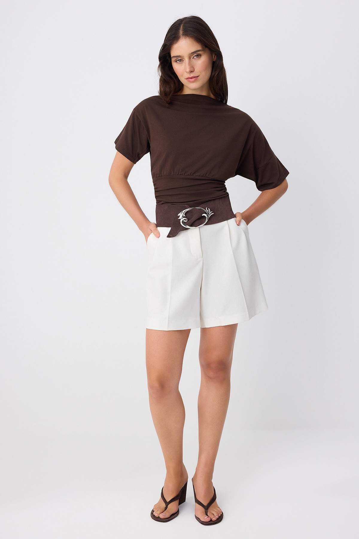 Trendyolmilla Kahverengi Düz Fitted Asimetrik Yaka Kısa Büzgülü Crop Pamuklu Esnek Örme Bluz TWOSS26BZ00337