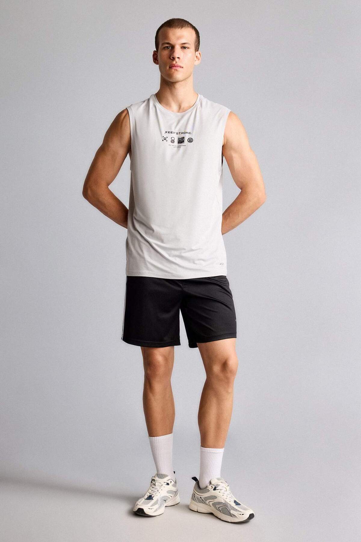DeFacto Standart Fit Sporcu Kısa Paça Cepli Şort E7519AX25AU görsel 2