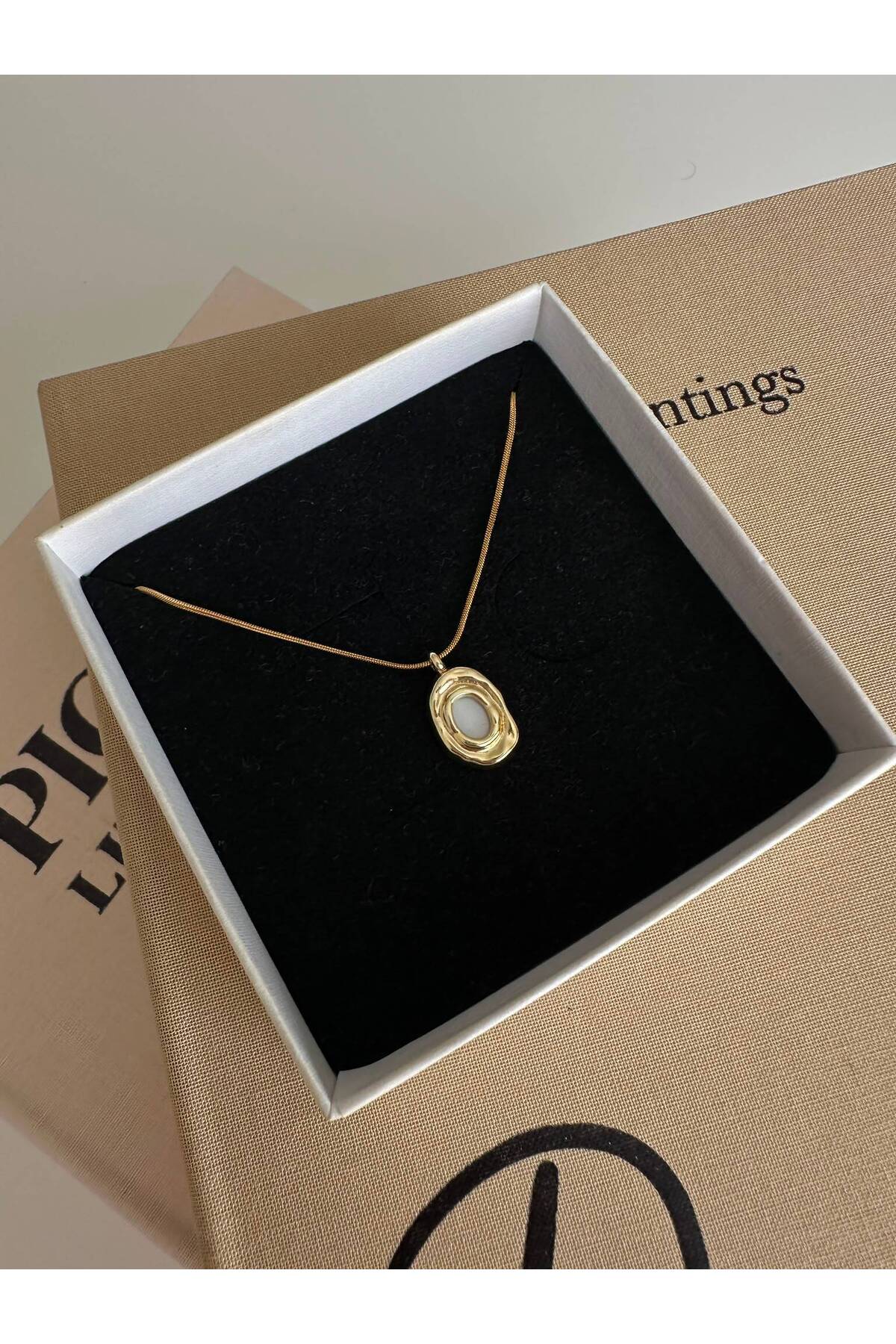 Minimal Sedefli Oval Plaka Charm Çelik Zincirli 45 cm Yazlık Gold Kolye - Detay Görseli 4
