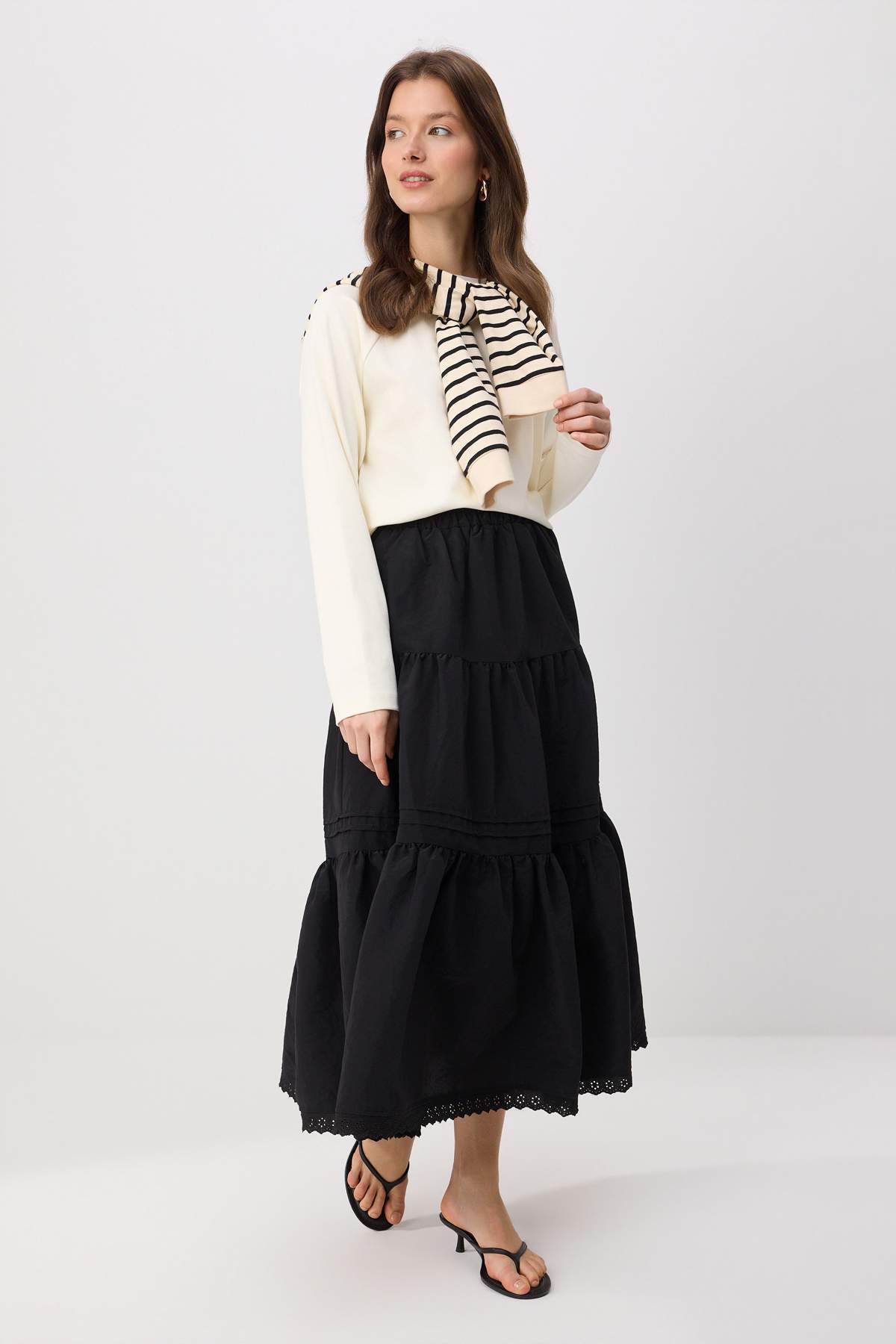 Trendyolmilla Modest Siyah Etek Ucu Dantelli Poplin Uzun Maxi Etek TCTSS26EE00038