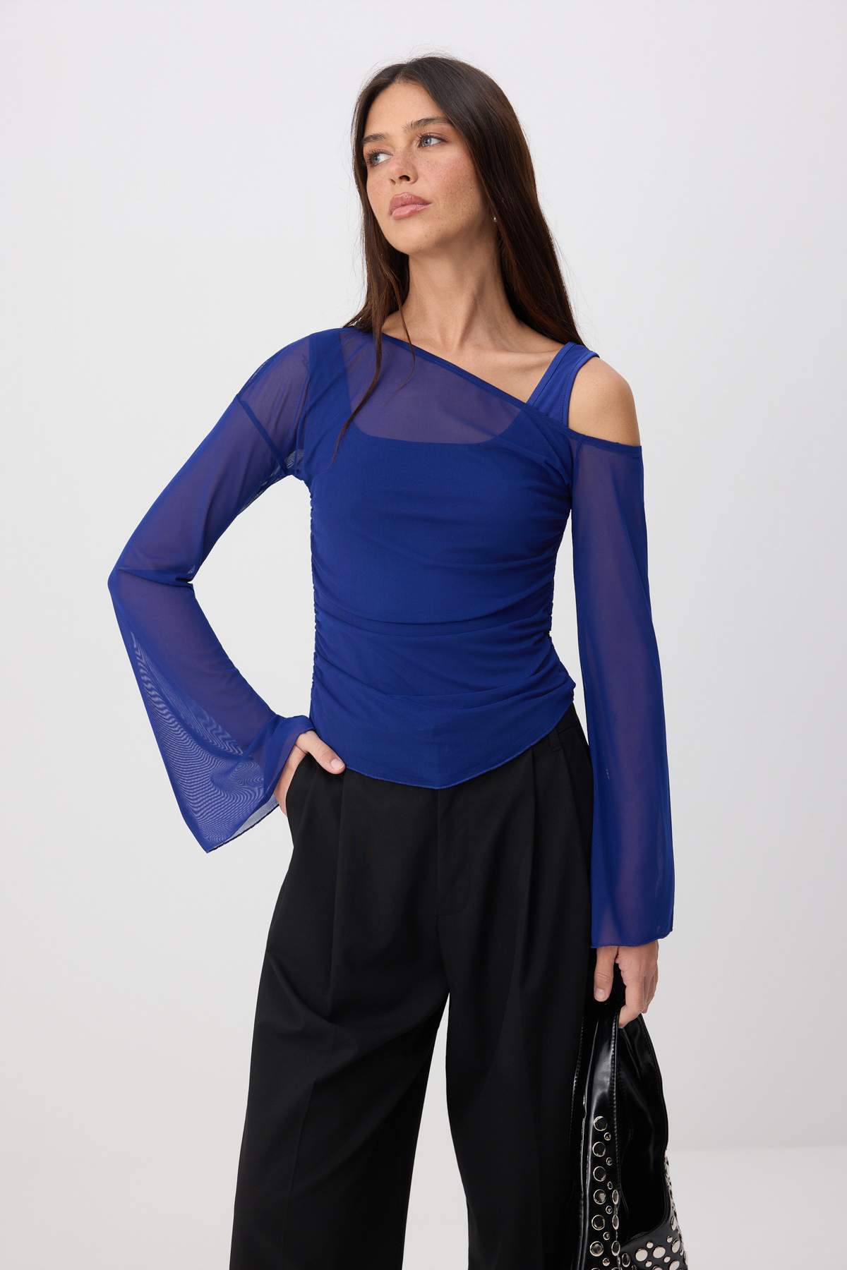 Trendyolmilla Saks Fitted/Vücuda Oturan Asimetrik Yaka Çift Görünümlü Büzgülü Tül Örme Bluz TWOSS26BZ00071