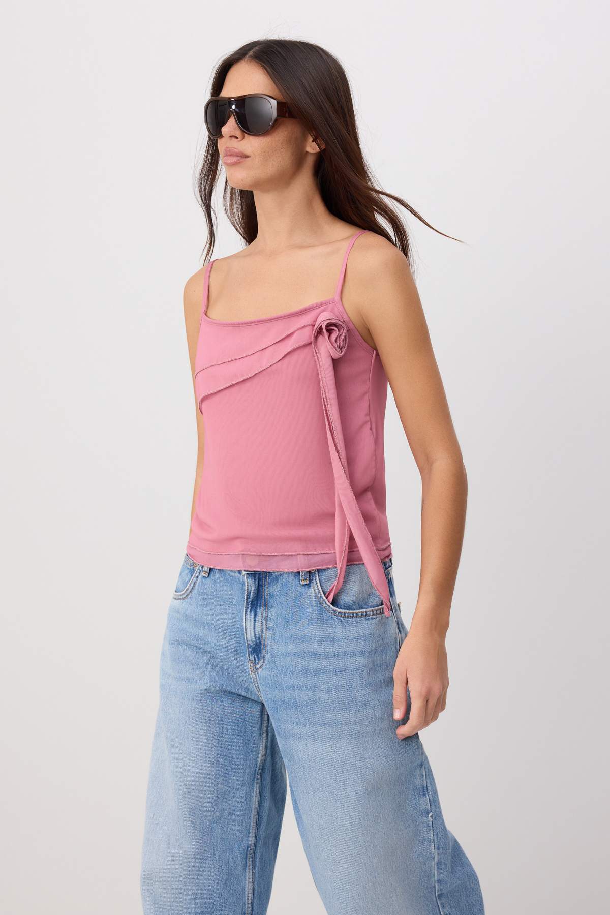 Trendyolmilla Pudra Fitted/Vücuda Oturan Askılı Straplez Kolsuz Aksesuar Detaylı Tül Örme Bluz TWOSS26BZ00363