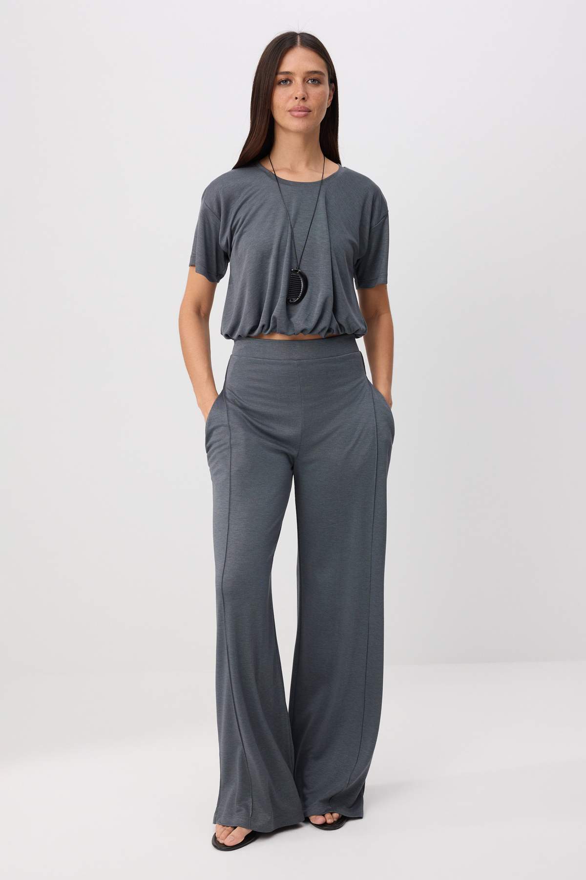 Trendyolmilla Antrasit Regular Kısa Kollu Normal Bel Geniş Paça Crop/Kısa Pike Örme Alt Üst Takım TWOSS26AU00171