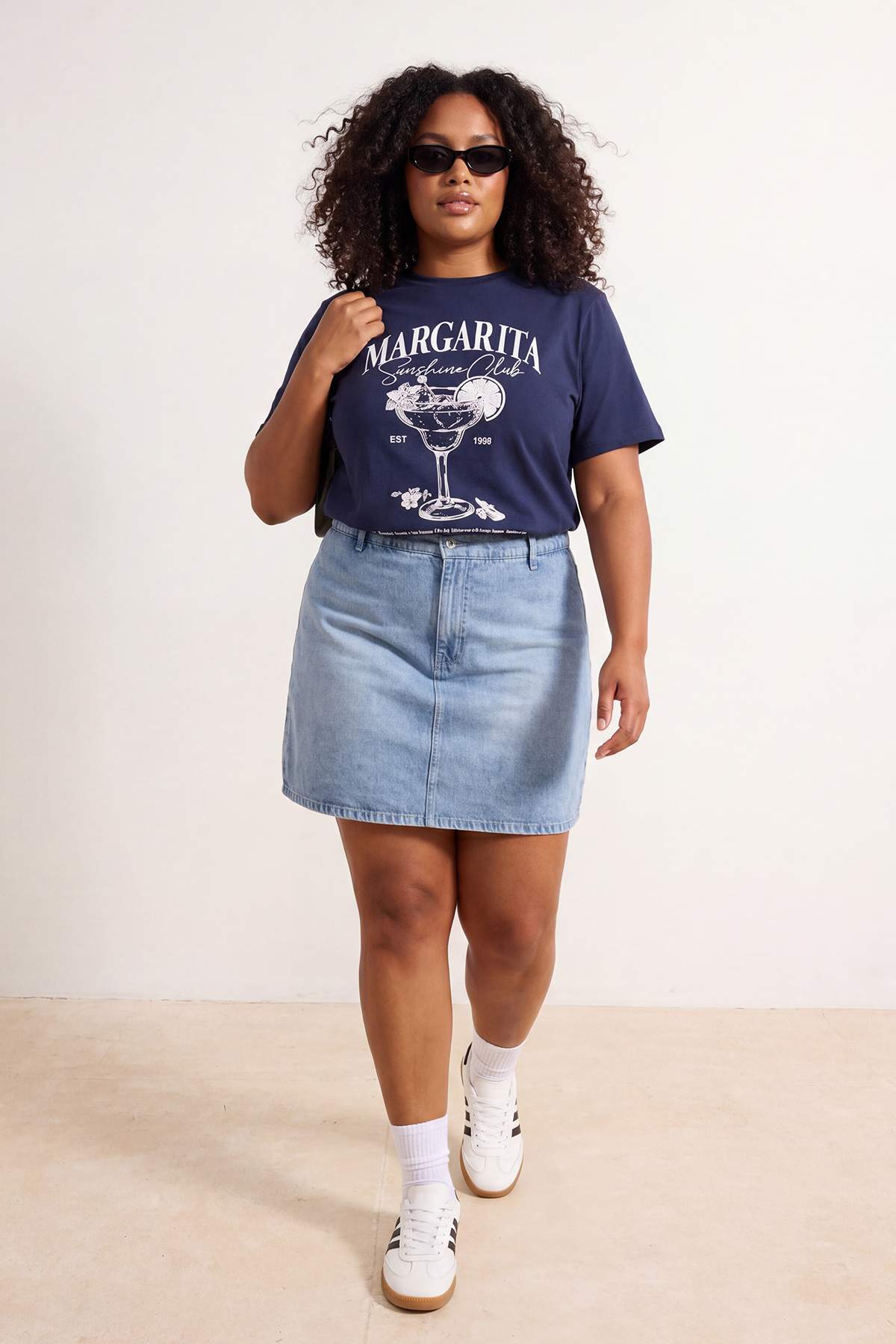 Trendyolmilla Curve Lacivert Eğlenceli Koktely Baskılı Boyfriend Fit Büyük Beden T-shirt TBBSS26BF00076