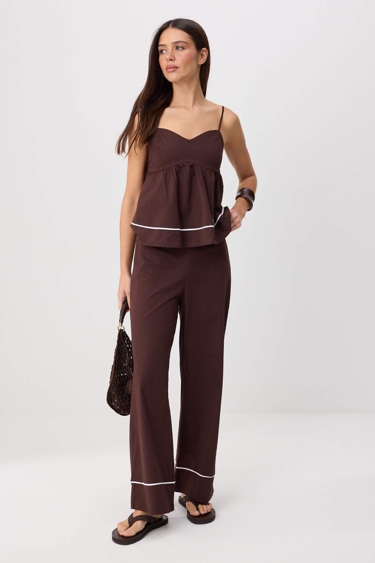 Trendyol Kollektion Braune Peplum-Bluse mit Trägern, gerade geschnittene Hose...