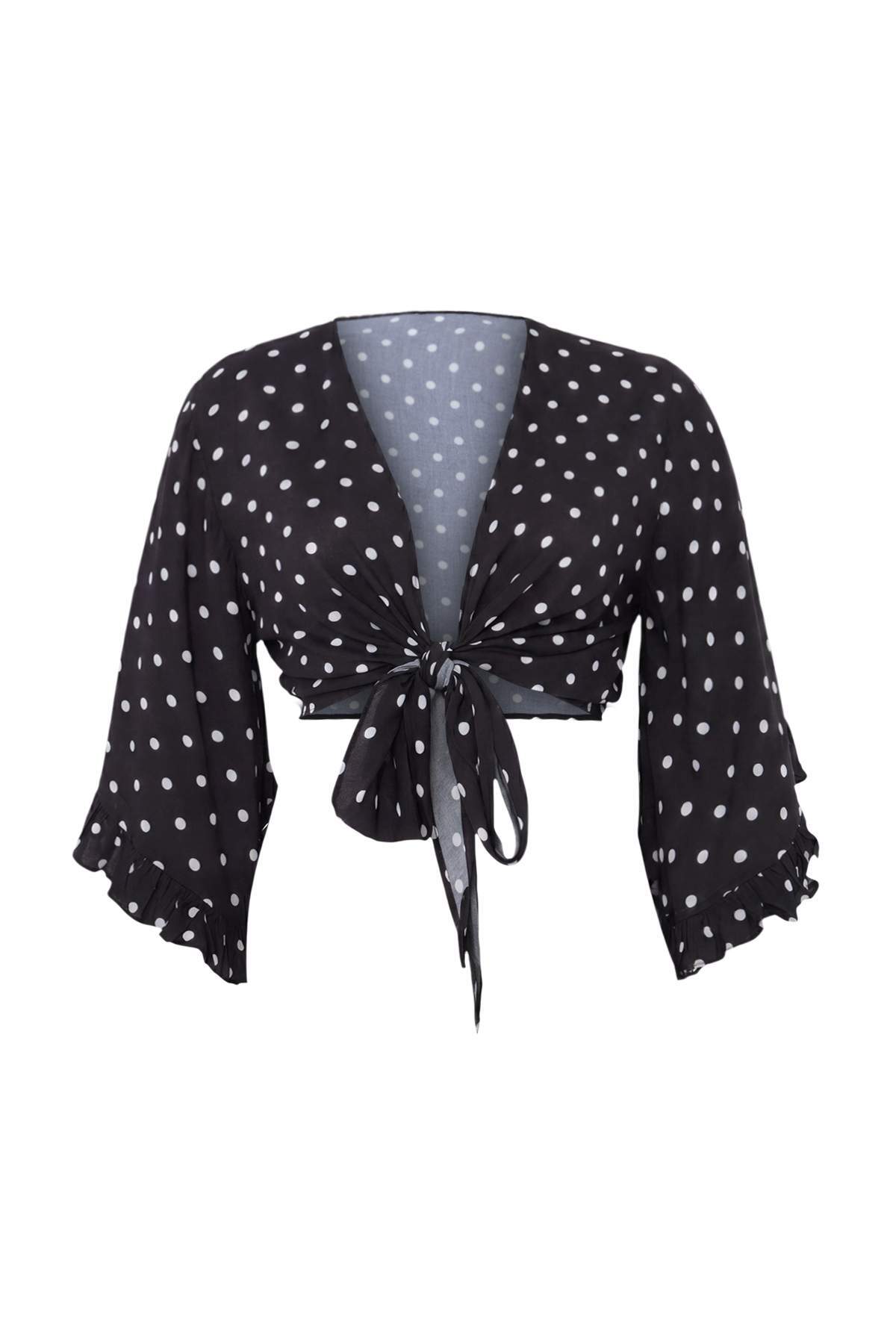 Trendyolmilla Curve Plaj Giyim Siyah Puantiye Desenli Crop Kolu Fırfırlı Volanlı Kruvaze Yaka Bluz TBBSS24AF00071