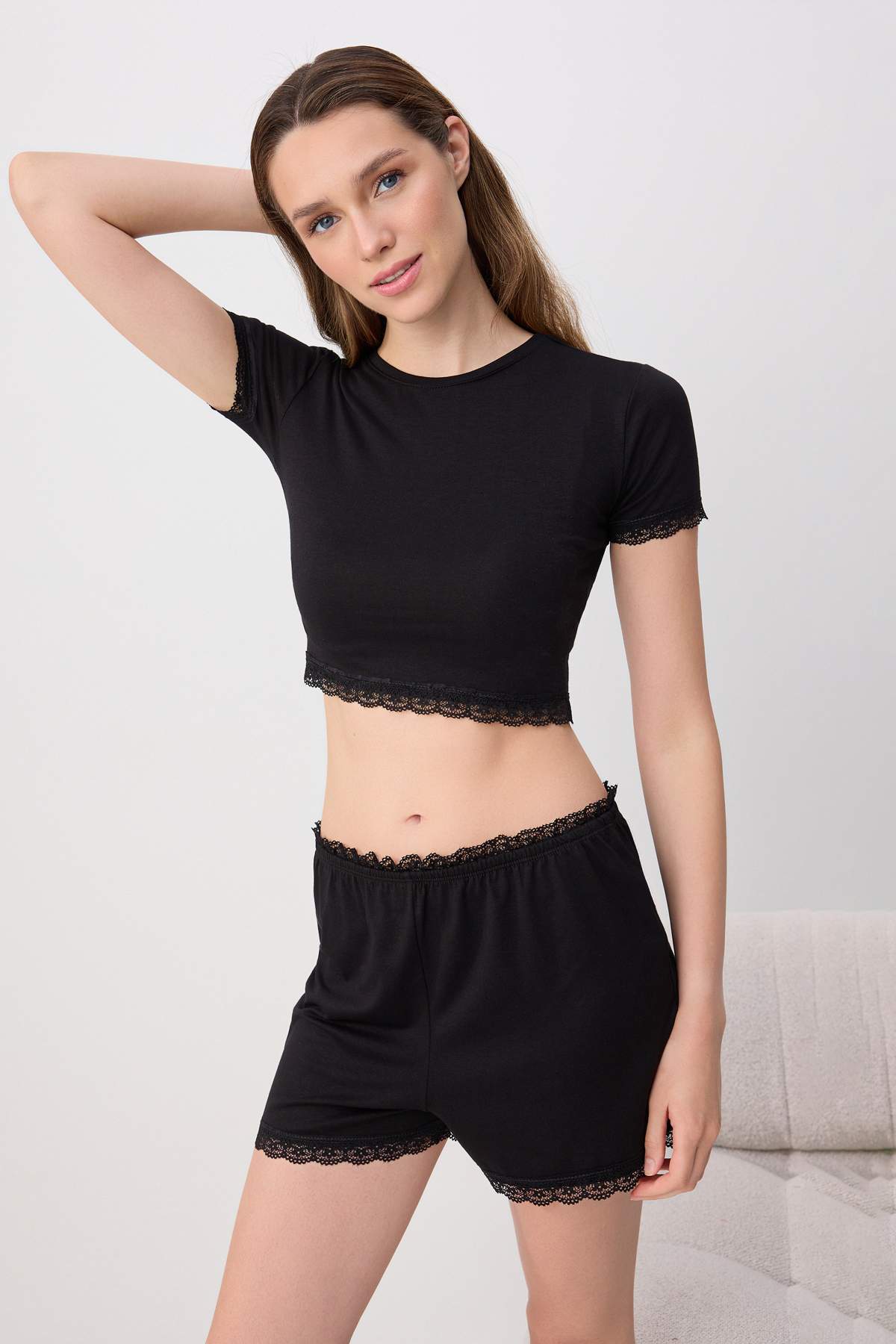 Trendyolmilla Siyah Dantel Detaylı Crop Viskon Süprem Örme Pijama Takımı THMSS26PT00251