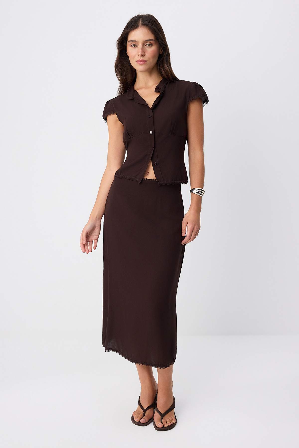 Trendyolmilla Kahverengi Slim Fit Gömlek Midi Etek Dokuma Alt - Üst Takım TWOSS26AU00105