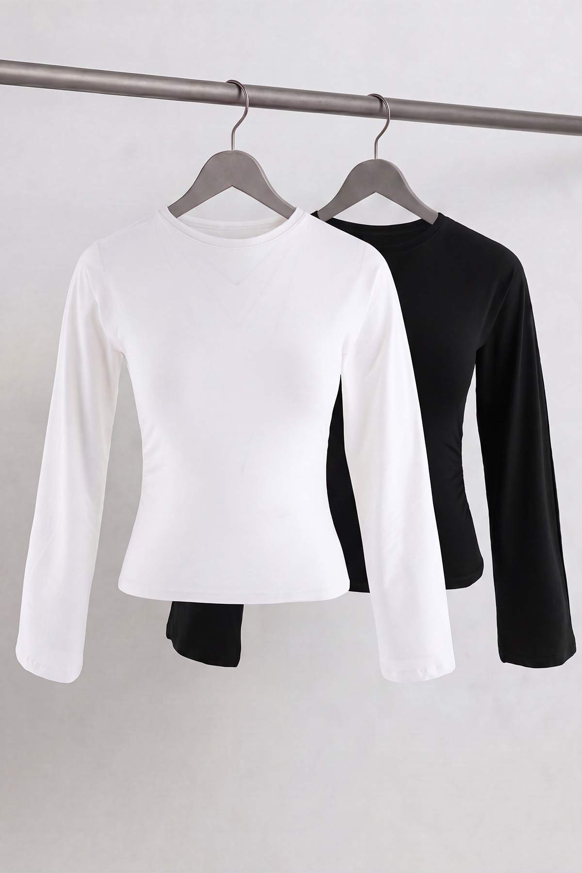 Trendyolmilla Siyah-Ekru Düz Fitted Bisiklet Yaka Büzgü / Drape Likralı Penye Süprem Örme Bluz TWOAW27BZ00047