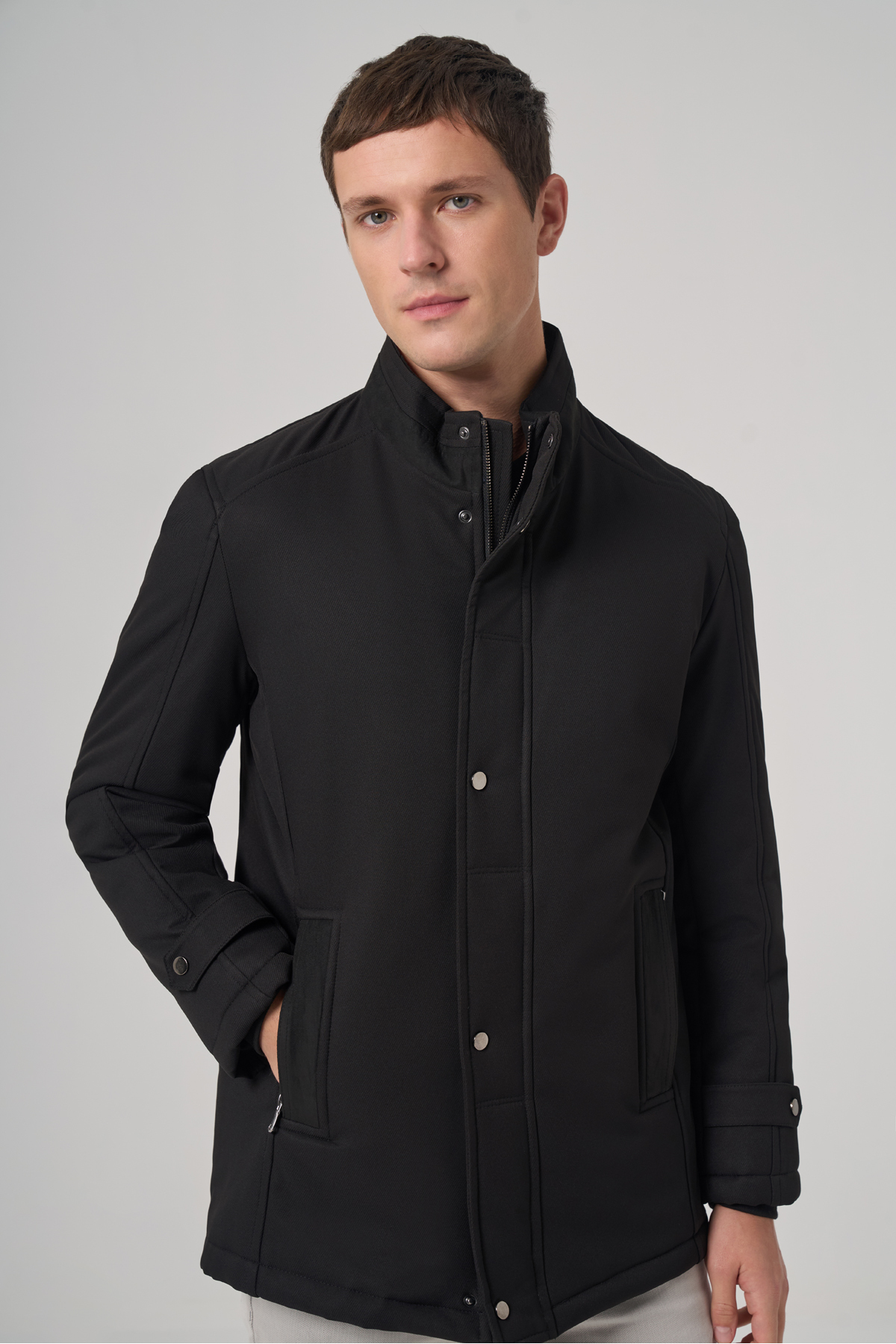 Erkek Siyah Aston Çıtçıtlı Yan Cepli Dynamic Fit Rahat Kesim Mont — مشکی 26KS024004 — تصویر 2 از 6