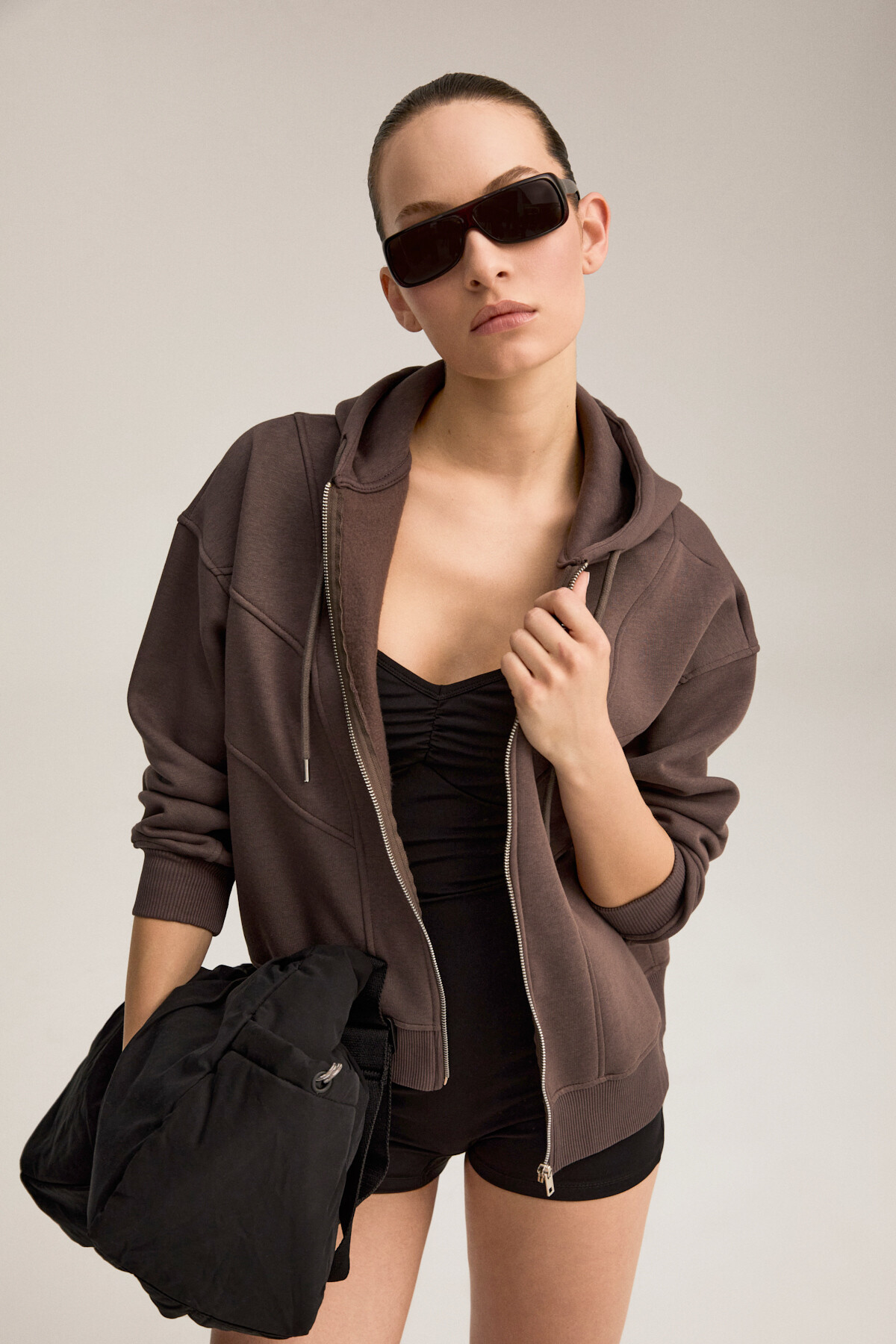 Urban Beat TORCE Kadın Önü Kesikli Metal Fermuarlı Kapüşonlu Etiket Detaylı Oversize Kahverengi Sweatshirt görsel 5