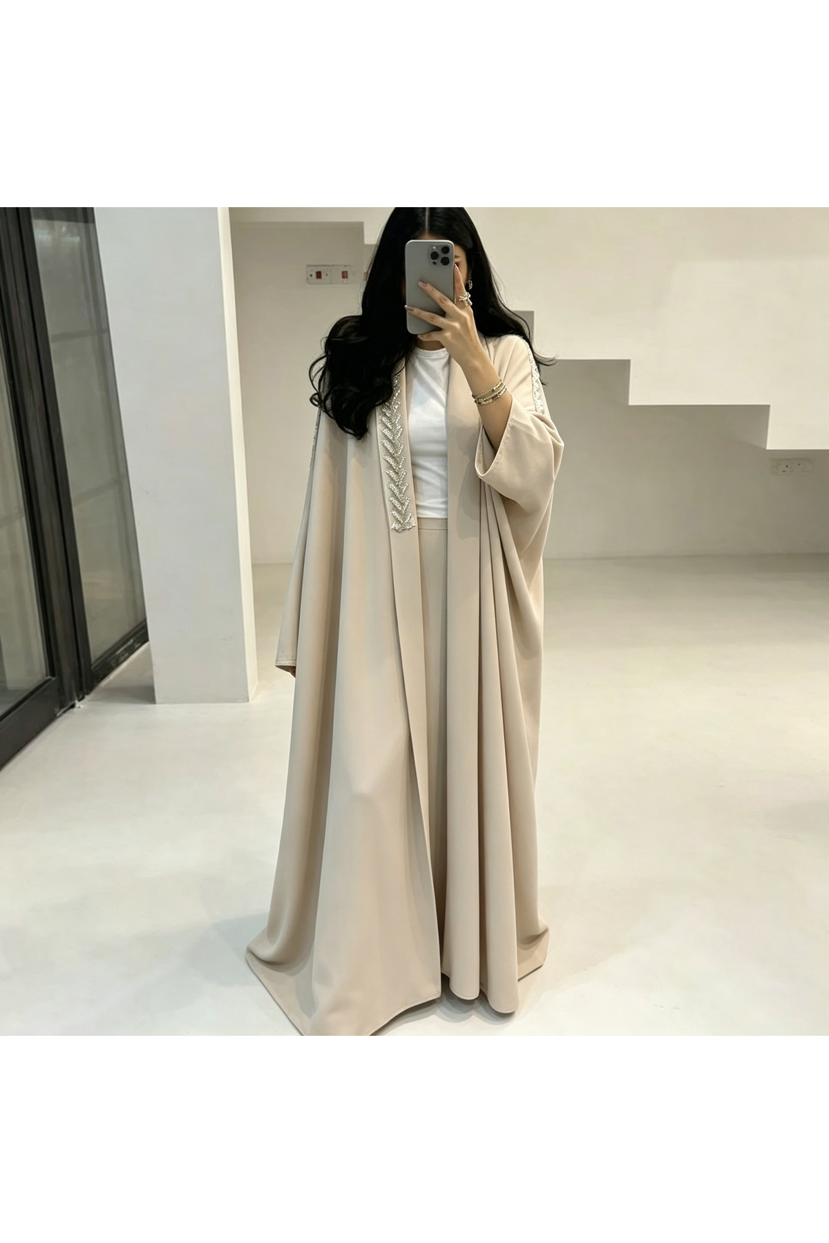 عباءة ساتان سوداء مفتوحة من الأمام مع تفاصيل من ال...