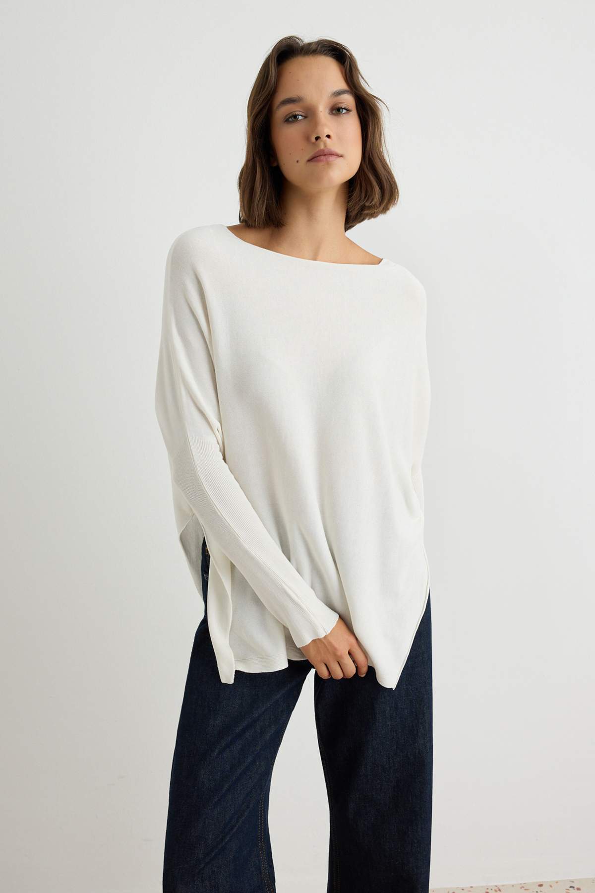 Trendyolmilla Ekru Kayık Yaka Oversize Basic Yarasa Kol Triko Kazak TWOAW27KZ00123