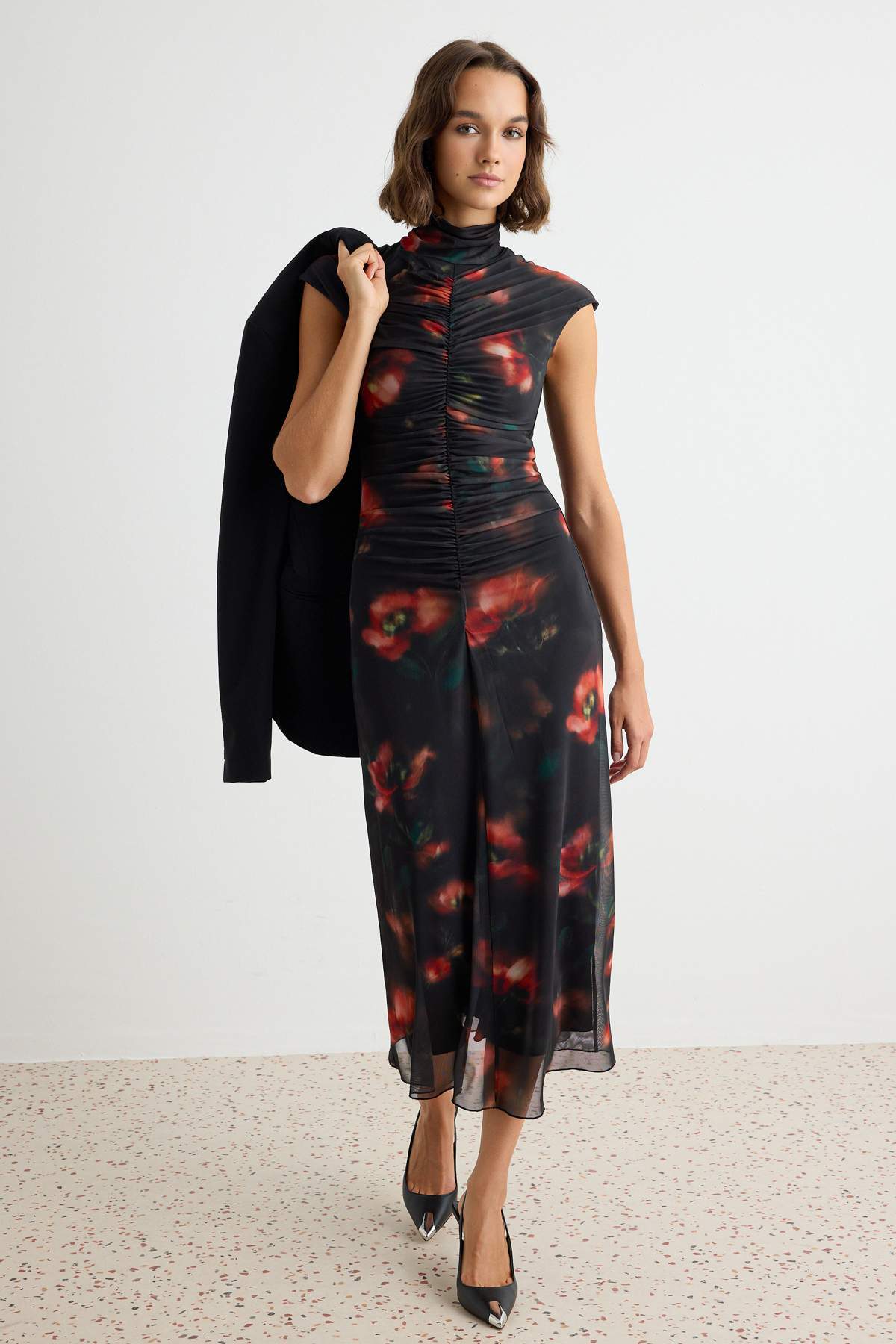 Trendyolmilla Çok Renkli Soyut Baskılı Bodycon/Vücuda Oturan Dik Yaka Maxi Tül Astarlı Örme Elbise TWOAW27EL00137