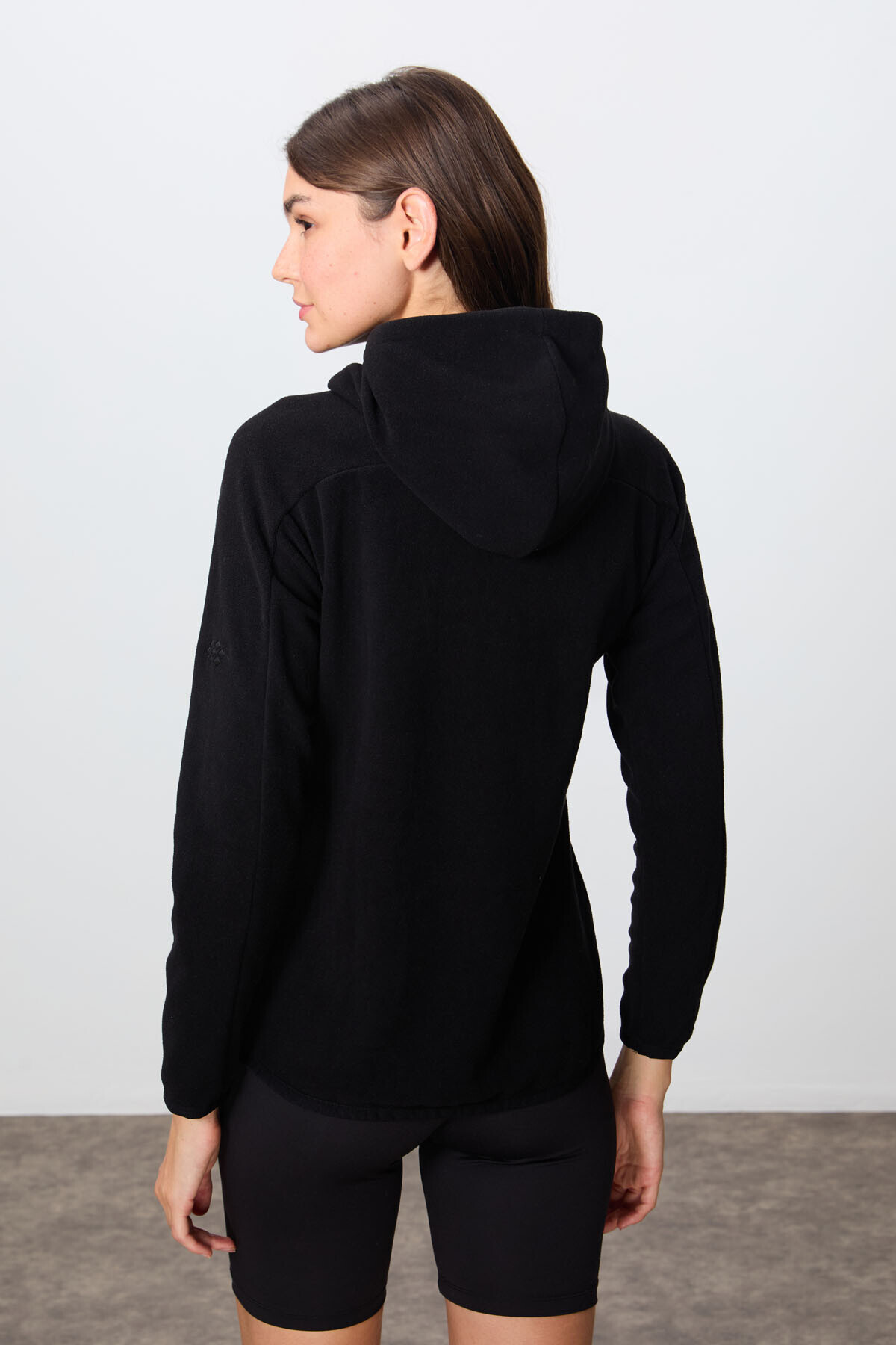 TOMMY LIFE Siyah Kalın Yumuşak Dokulu Kapüşonlu Standart Fit Nakışlı Polar Kadın Sweatshirt -97287 görsel 5