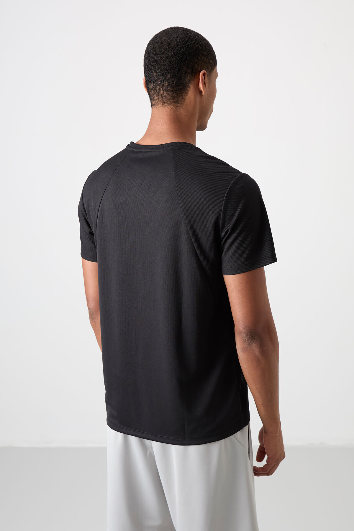 TOMMY LIFE Siyah Nefes Alan Dokulu İnce Esnek Standart Fit Erkek Performans T-Shirt - 88391 görsel 6