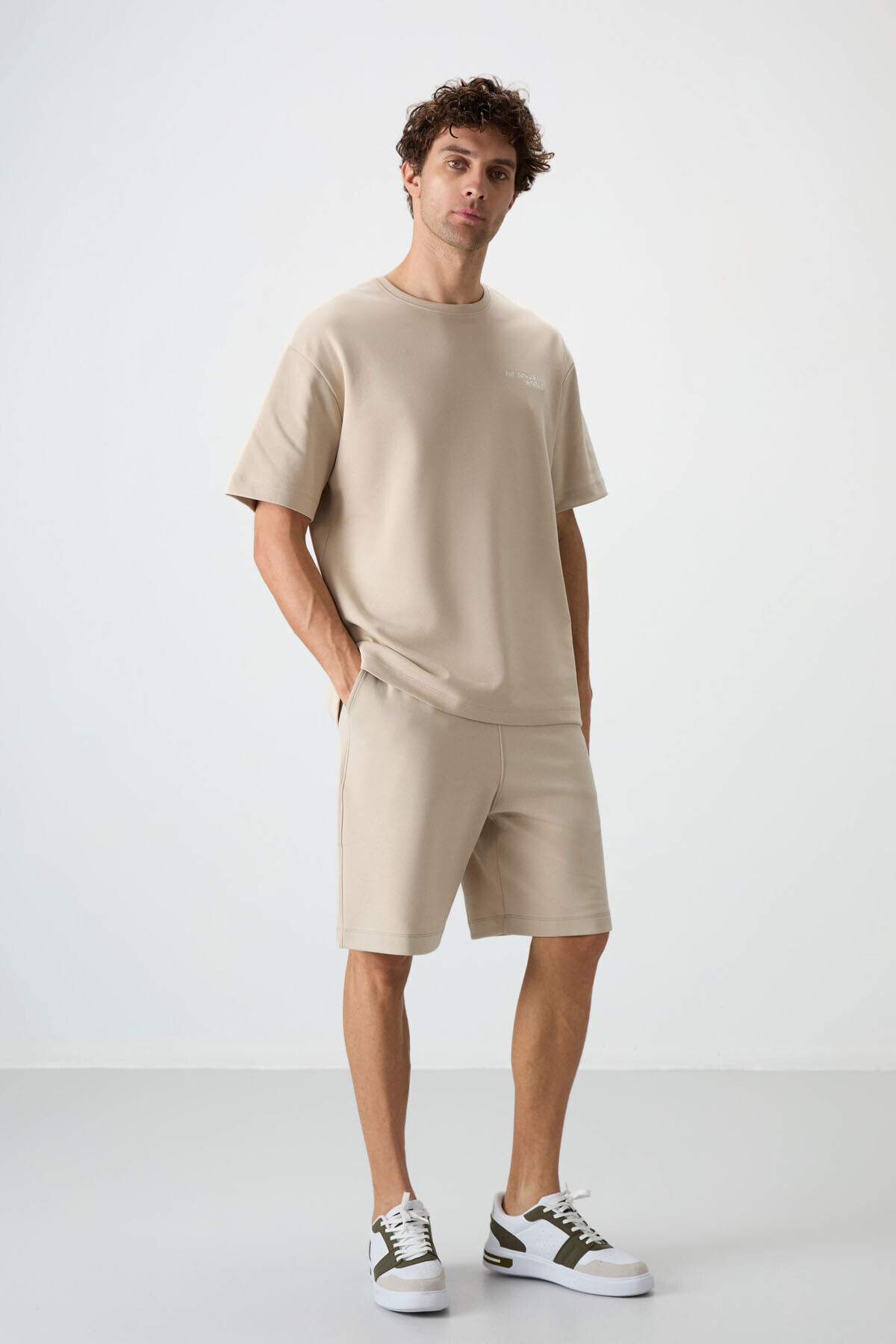 Bej Pamuklu Kalın Yumuşak Dokulu Oversize Fit Nakışlı Erkek Şort Takım - 85250 — رنگارنگ A15ER-85250 — تصویر 4 از 8